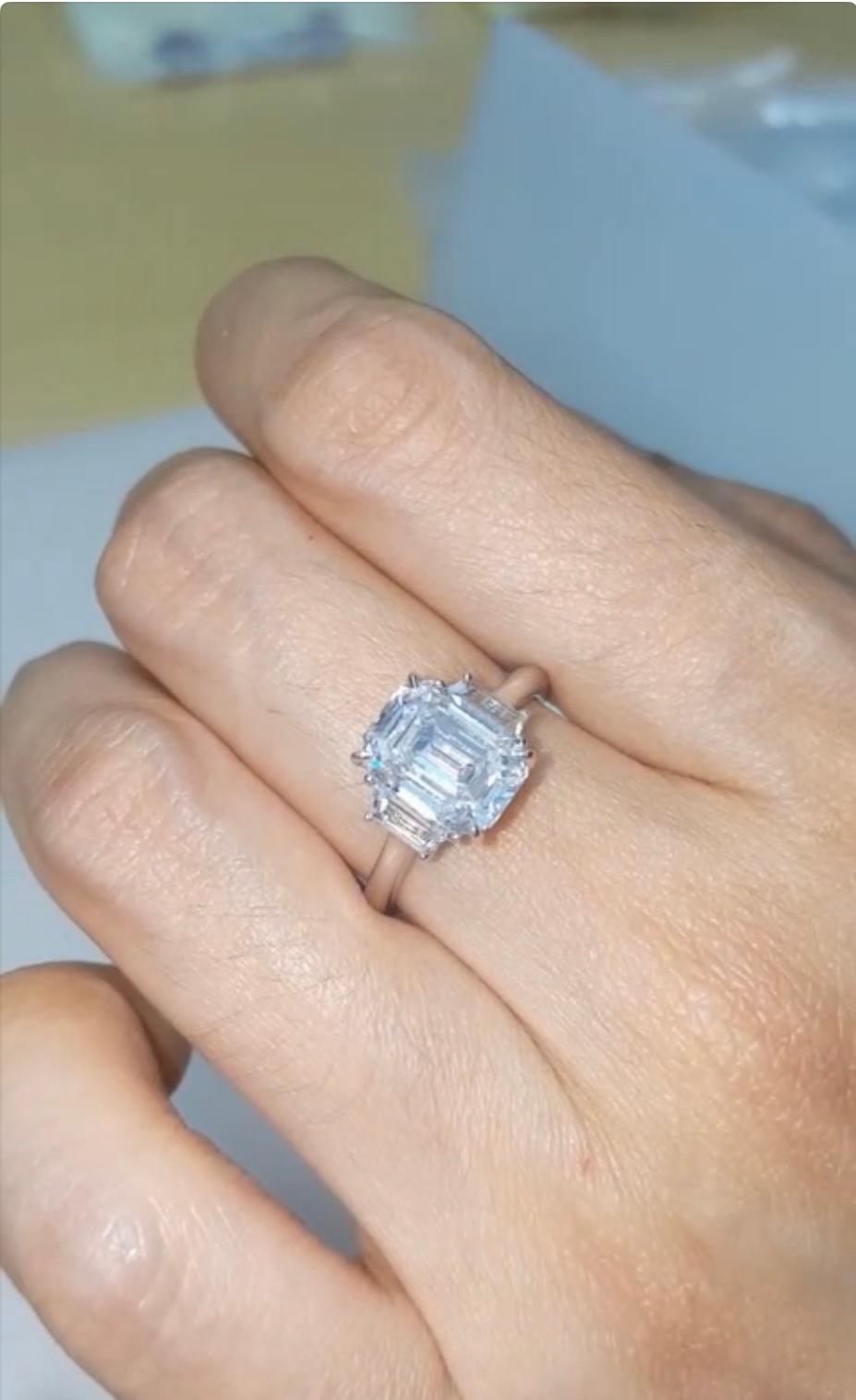 Taille émeraude Bague de fiançailles à trois pierres avec diamant taille émeraude de 3 carats de couleur D, certifié GIA en vente