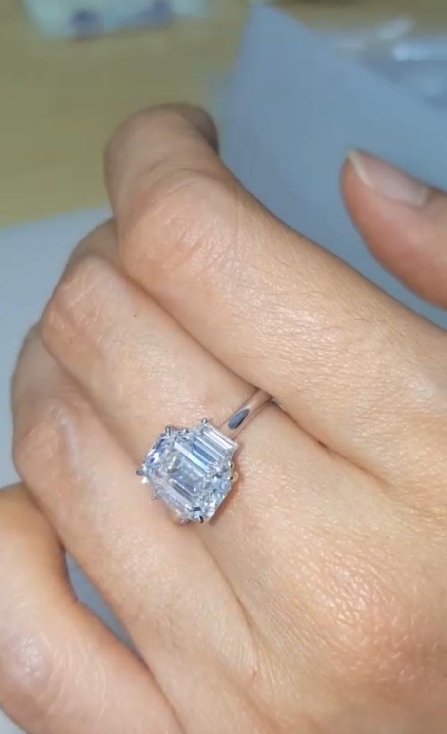 Bague de fiançailles à trois pierres avec diamant taille émeraude de 3 carats de couleur D, certifié GIA Neuf - En vente à New York, NY