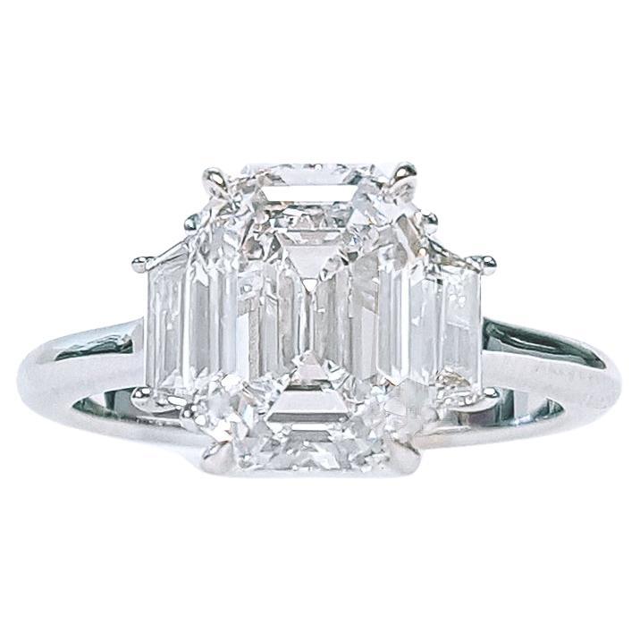 Bague de fiançailles à trois pierres avec diamant taille émeraude de 3 carats de couleur D, certifié GIA en vente