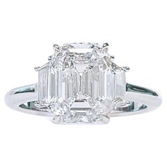 Anillo de compromiso de tres piedras con diamantes talla esmeralda, color D, 3 quilates, certificado GIA.
