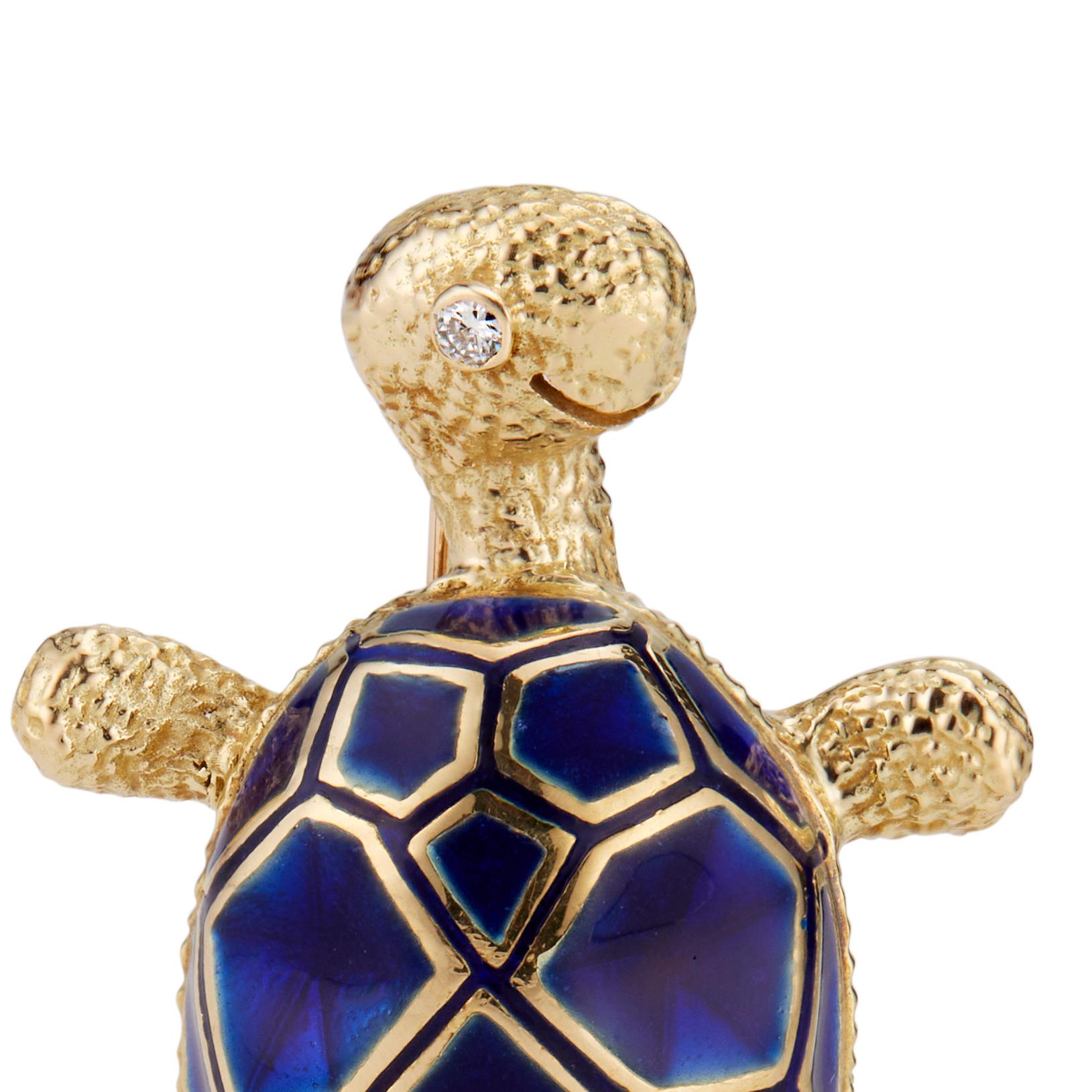 Blaue Emaille-Schildkröten-Brosche aus 18 Karat Gelbgold mit einem hellen Diamantauge im Vollschliff. 

1 runder Vollschliff-Diamant, Gesamtgewicht ca. 0,03cts, G, SI1
18k Gelbgold
Geprüft und gestempelt: 18k
Punze: PL ©
9.6 Gramm
Von oben nach