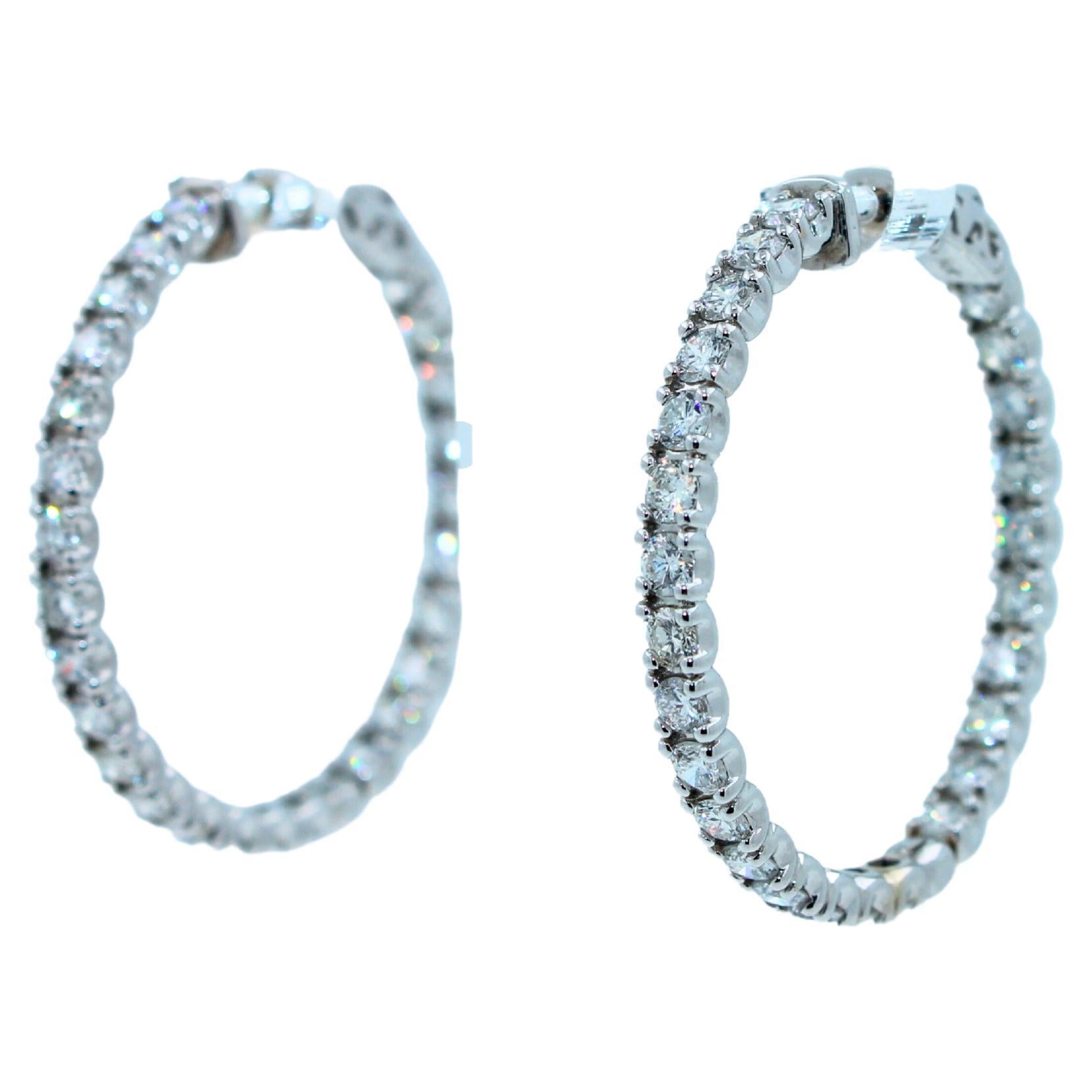 Pendientes de aro de diamantes de 3 quilates y 14 quilates de oro blanco clásico medio de cuatro quilates Moderno en venta