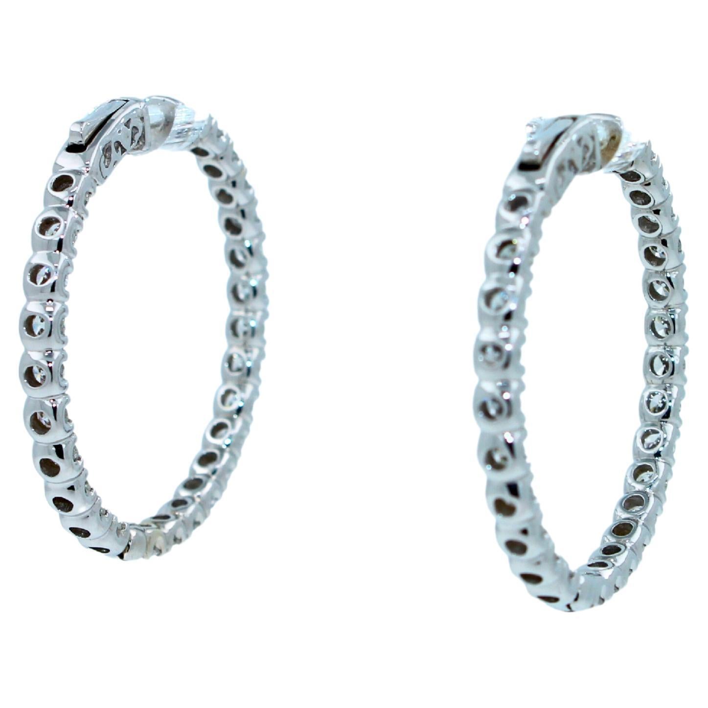 Pendientes de aro de diamantes de 3 quilates y 14 quilates de oro blanco clásico medio de cuatro quilates Corte redondo en venta