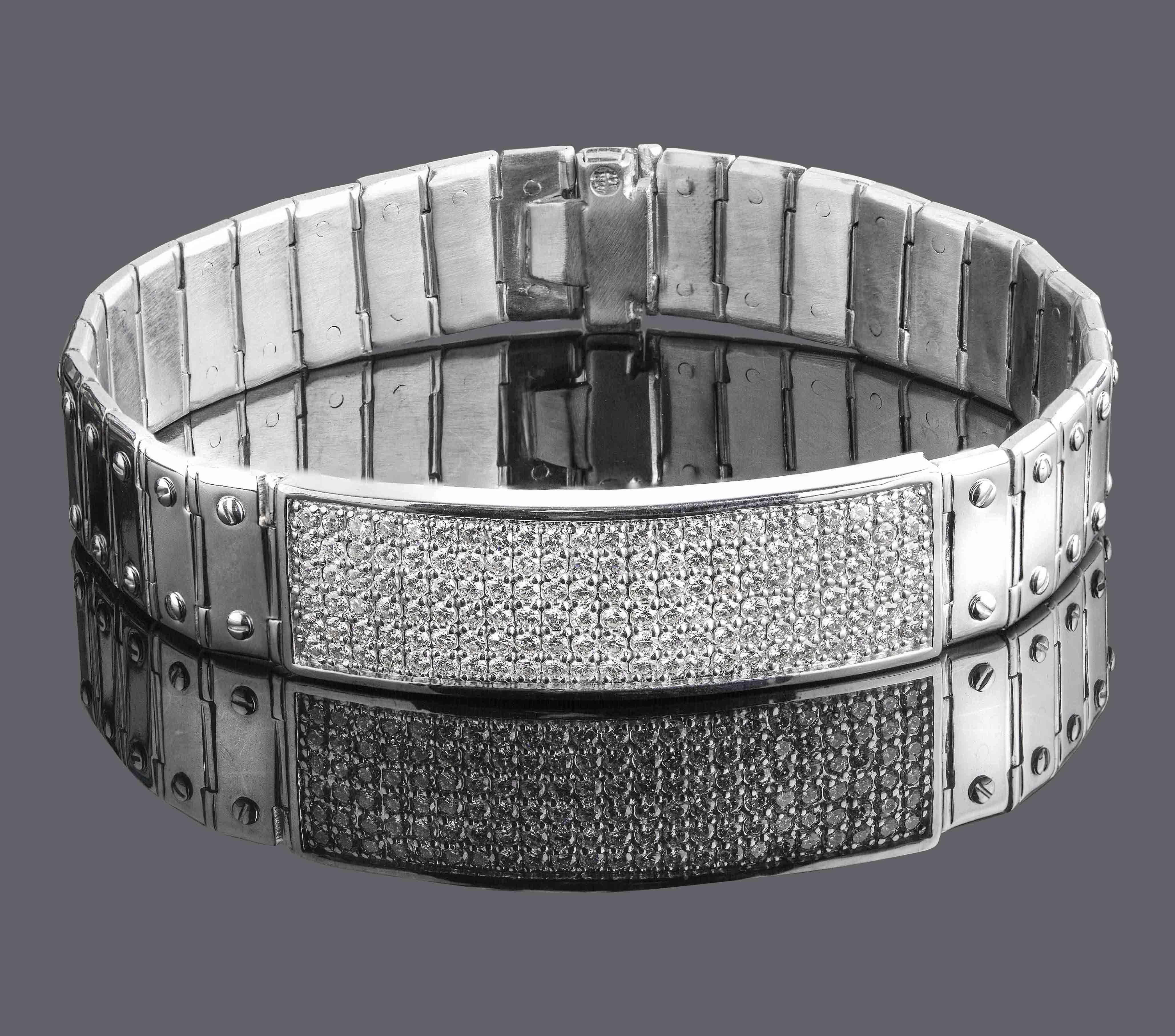 Handcrafted from 14K solid yellow gold, this men's bracelet exudes timeless elegance and durability, weighing 57.9 grams. The centerpiece features a stunning diamond plate set with 3 carats of H/I color, VS/SI clarity round-cut diamonds in a pave