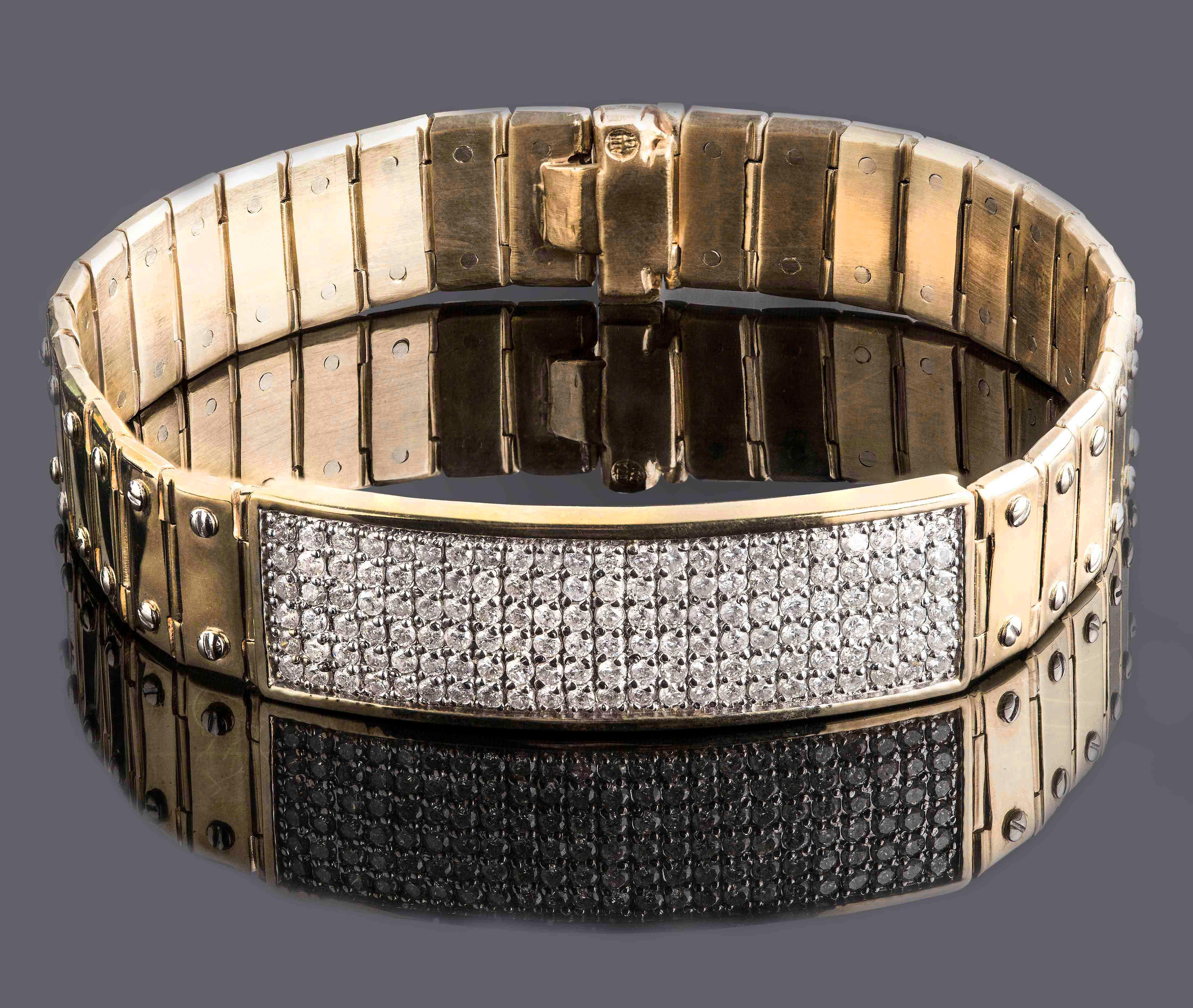 Handcrafted from 14K solid yellow gold, this men's bracelet exudes timeless elegance and durability, weighing 59.6 grams.

The centerpiece features a stunning diamond plate set with 3 carats of G/H color, SI/I clarity round-cut diamonds in a pave