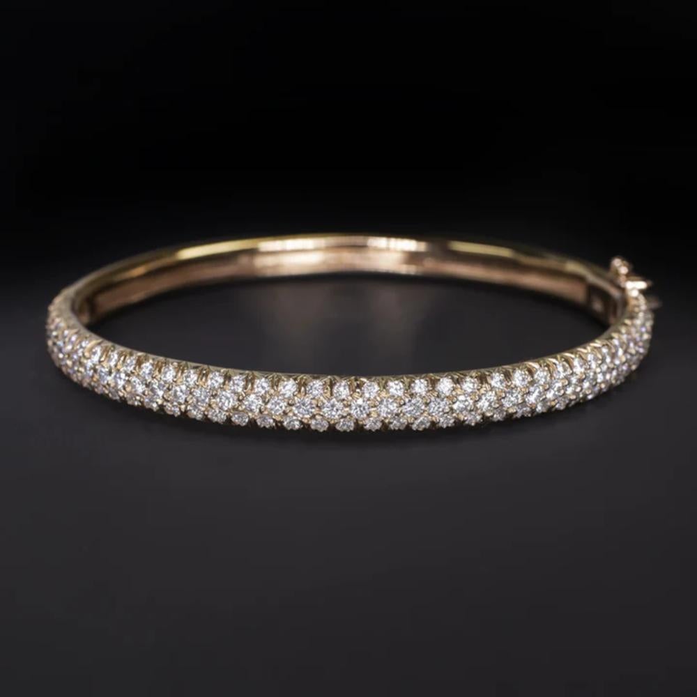 Ce bracelet en diamant exquis présente un design somptueux, orné de 3 carats de diamants brillants qui confèrent une allure luxueuse et substantielle. Les diamants, classés F-G VS2-SI1, sont d'une qualité exceptionnelle, garantissant une apparence