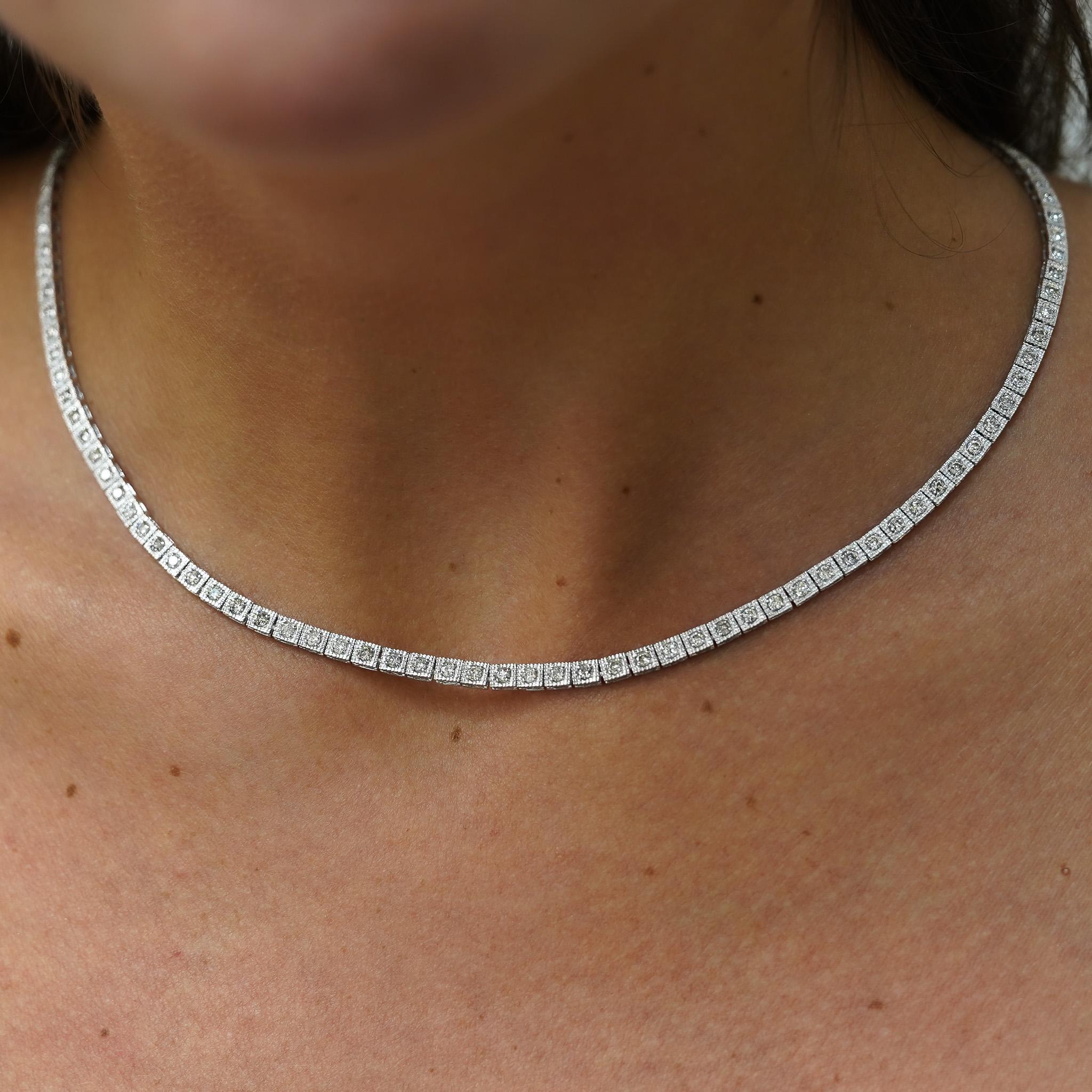 Collier de tennis en diamant naturel de 3 carats en platine 850 avec fermeture sécurisée. Poids 22,9 grammes, largeur 3,3 mm, longueur 16,5 pouces. La monture est composée d'un diamant rond unique et d'un halo de diamants pavés en forme de boîte,