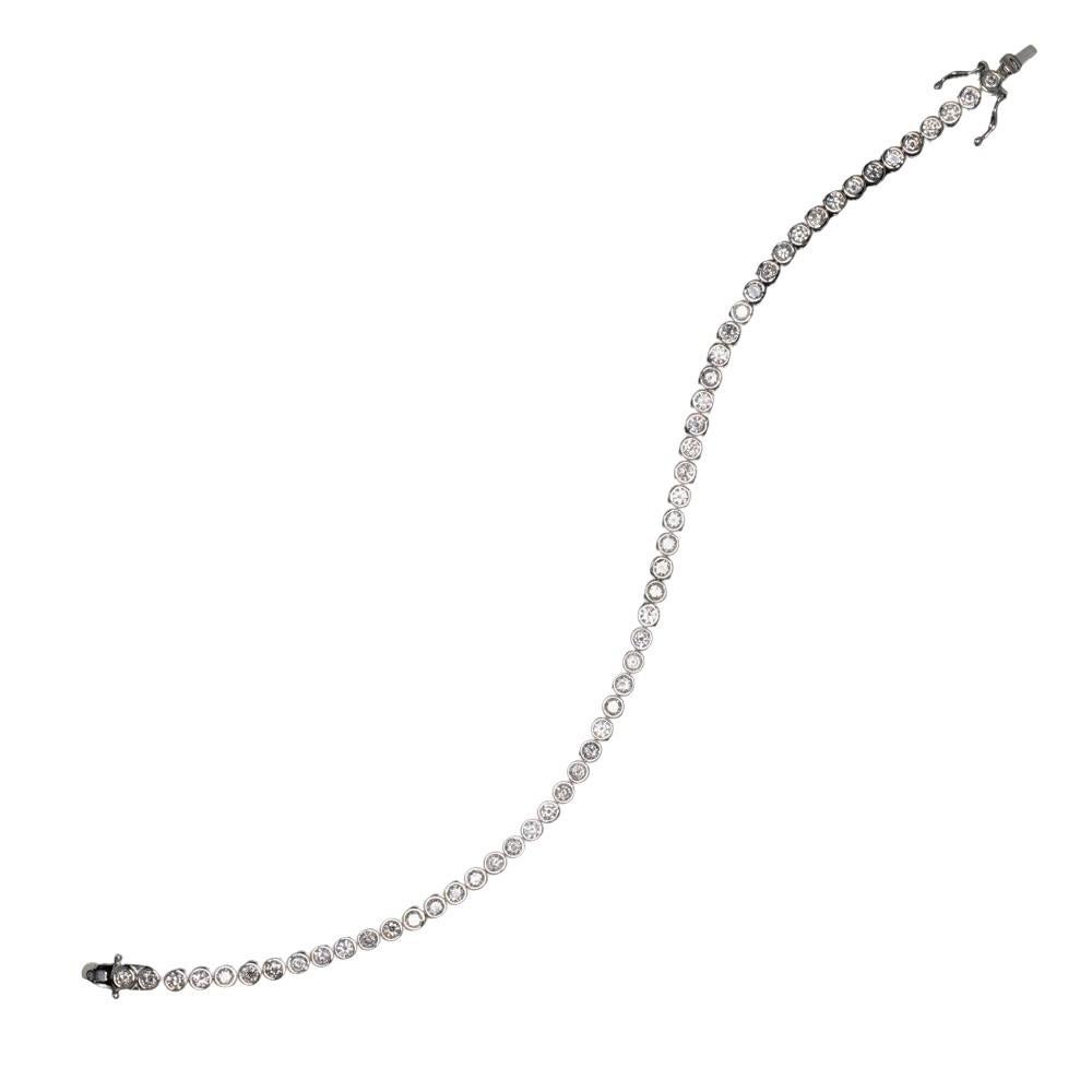 Questo splendido bracciale tennis con diamanti da 3 carati è un vero simbolo di eleganza e bellezza senza tempo. Caratterizzato da una serie di diamanti rotondi taglio brillante incastonati in eleganti e moderne castoni, questo bracciale brilla di