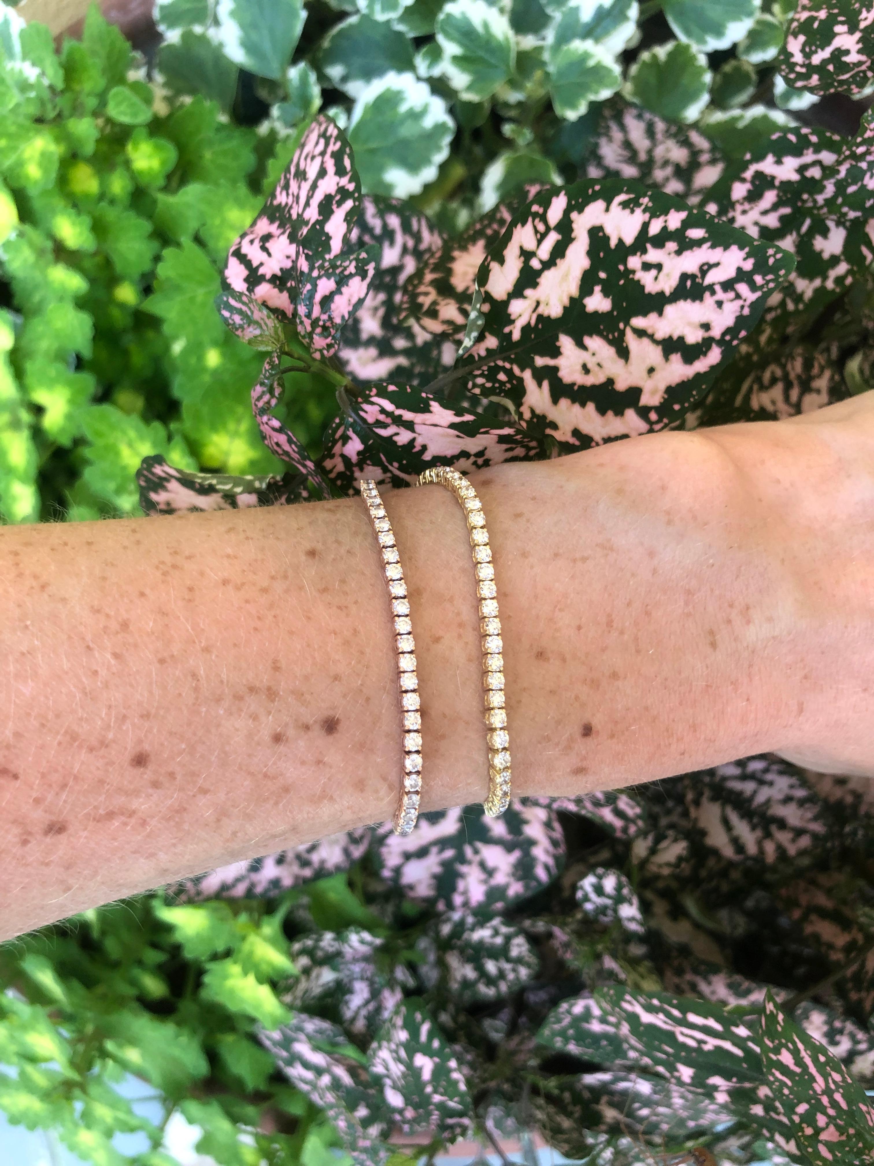 Whether you're hitting the courts or just dressing up for a night out, this diamond tennis bracelet is a chic accessory that will take your look to the next level. Made with GH SI1 diamonds set in yellow gold, it's a timeless piece that will add