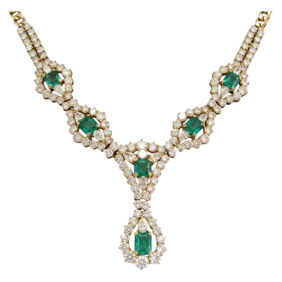 Collar llamativo de oro amarillo de 18 quilates con esmeraldas y diamantes
