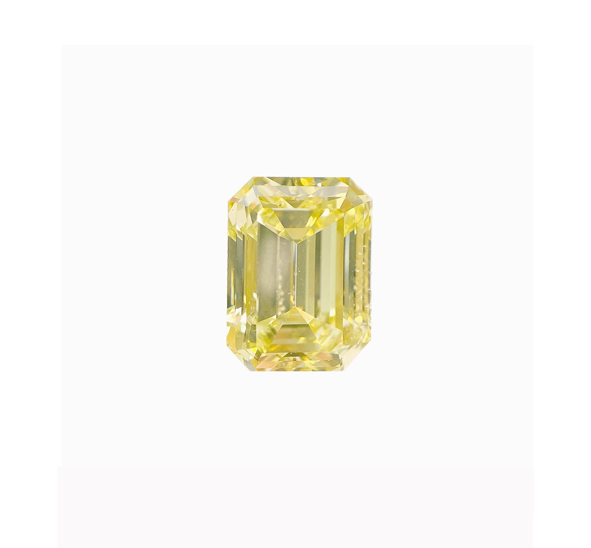 De las mujeres Anillo de compromiso de tres piedras con diamante amarillo fantasía natural talla esmeralda de 3 quilates GIA en venta