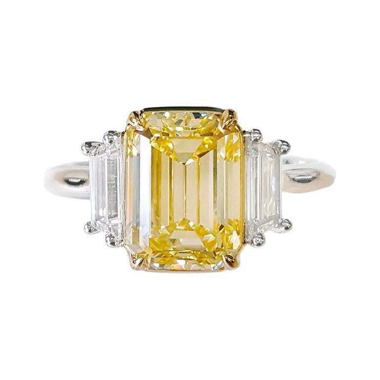 3 Carat Emerald Cut Natural Fancy Yellow Diamond Three-Stone Engagement Ring GIA (bague de fiançailles à trois pierres) en vente