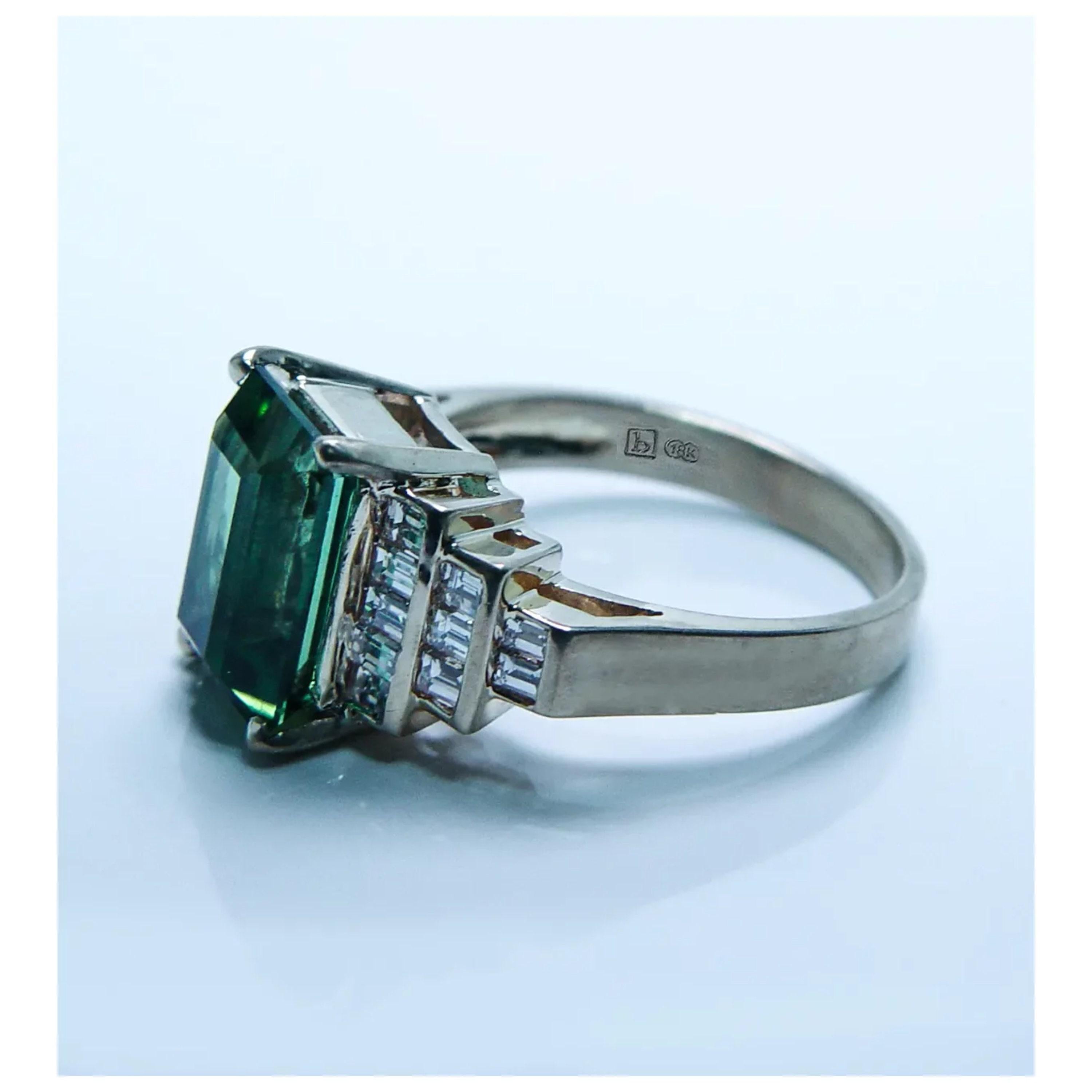 For Sale:  Art Deco 3 CT Natural Emerald Diamond Engagement Ring in 18K Gold, Cocktail Ring 2