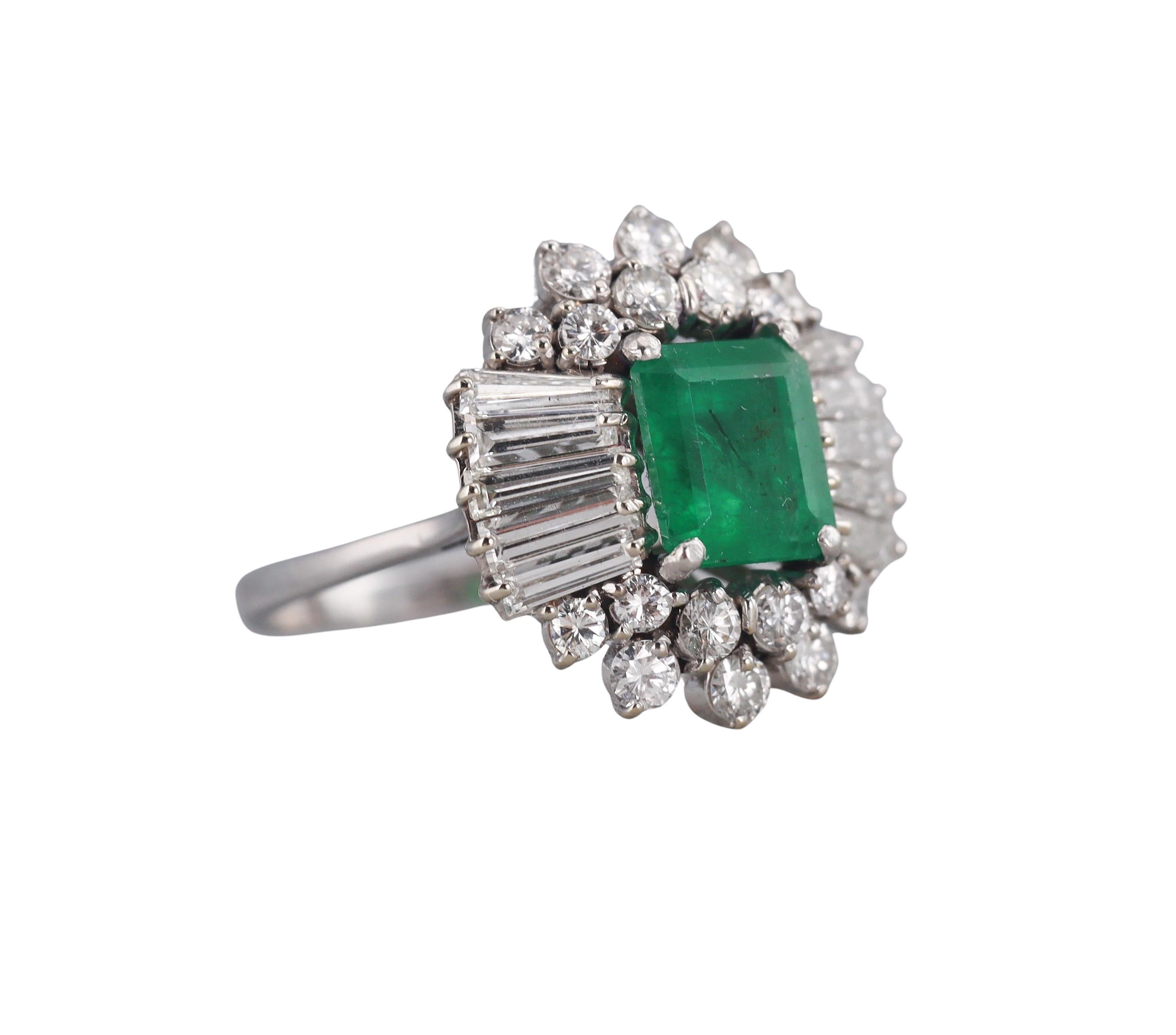 Taglio smeraldo Anello cocktail in platino con diamante smeraldo da 3 carati in vendita