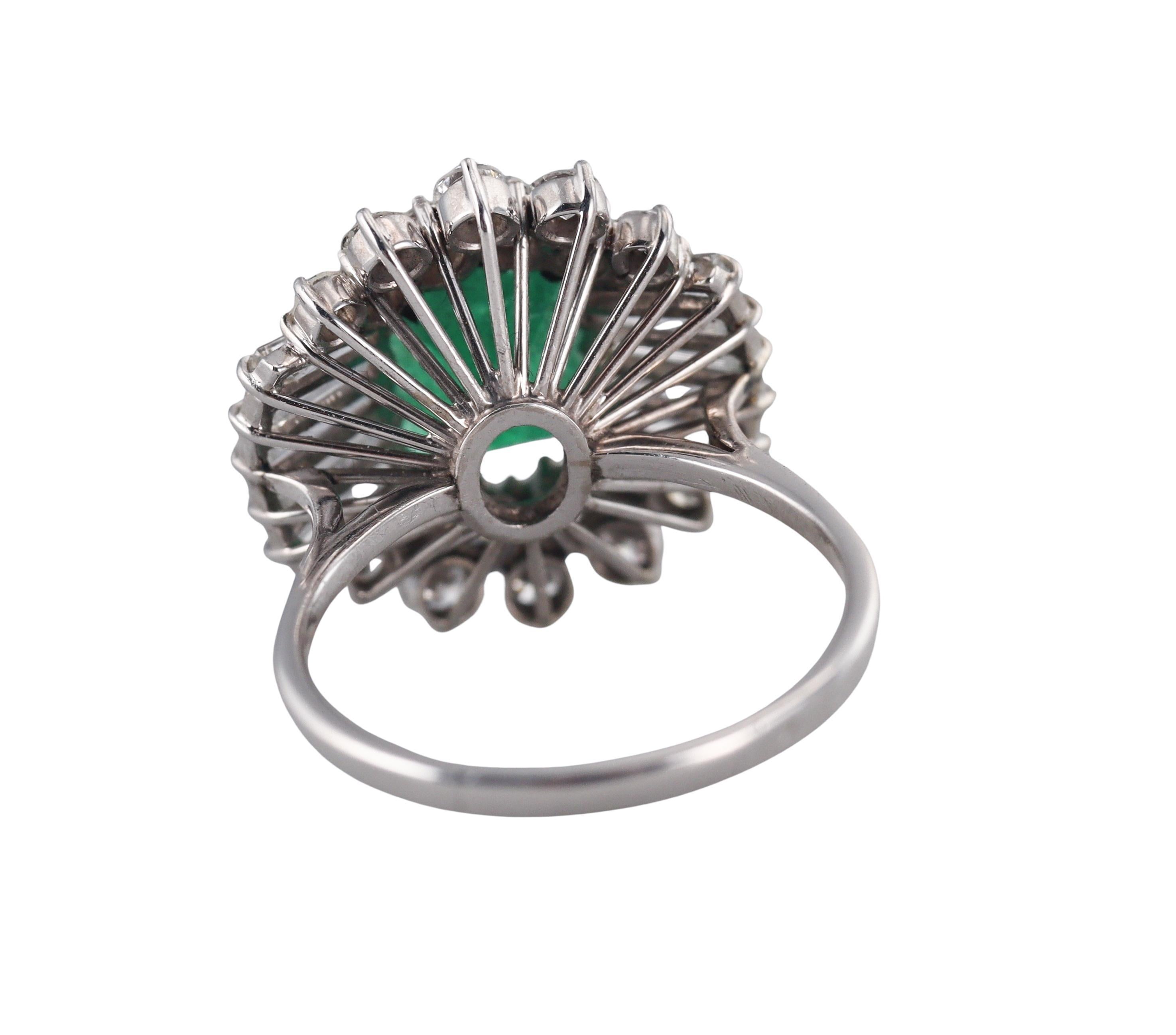 Anello cocktail in platino con diamante smeraldo da 3 carati In condizioni ottime in vendita a New York, NY