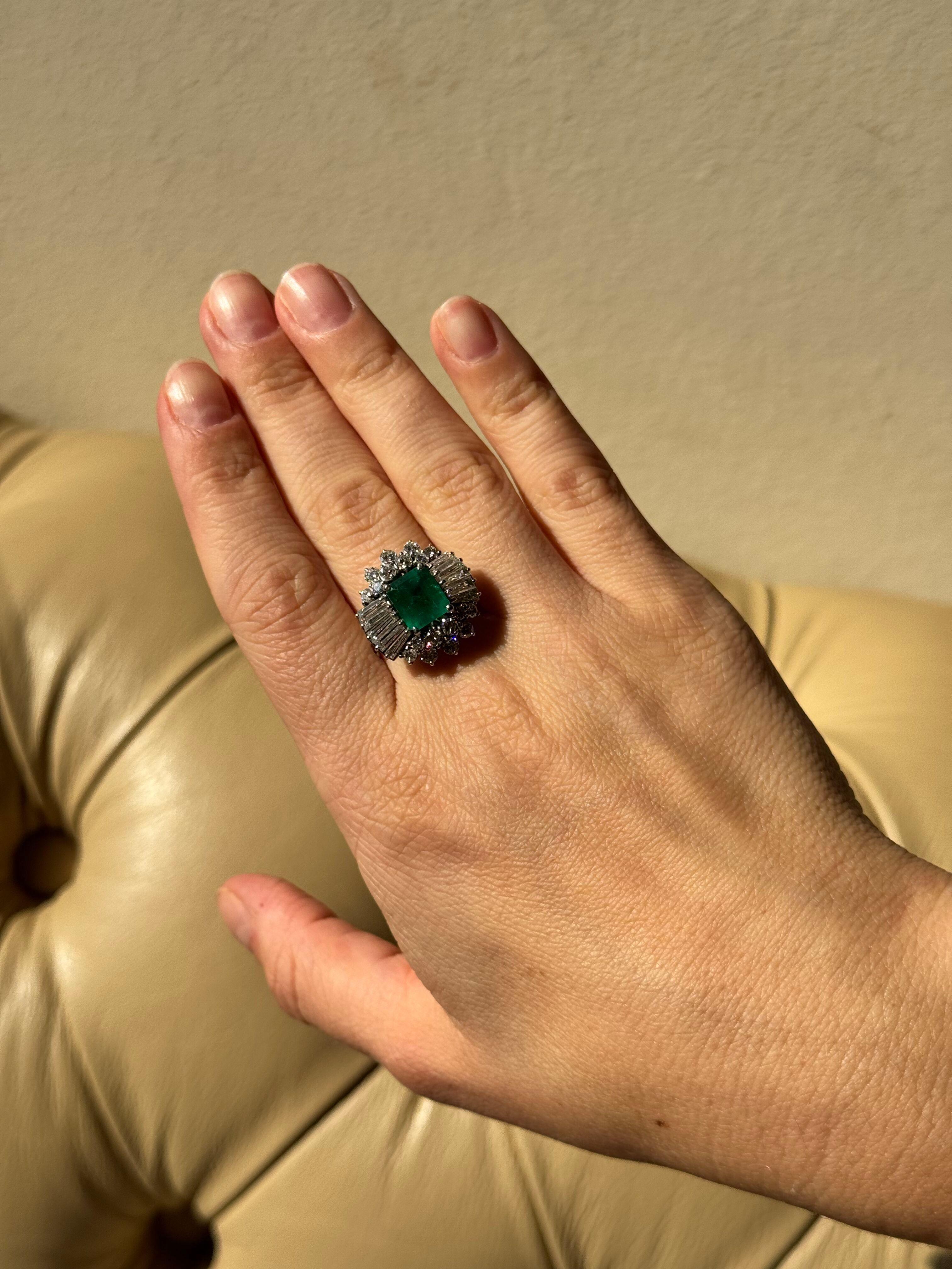 Anello cocktail in platino con diamante smeraldo da 3 carati in vendita 2