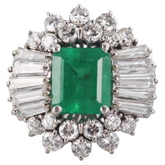 Anello cocktail in platino con diamante smeraldo da 3 carati