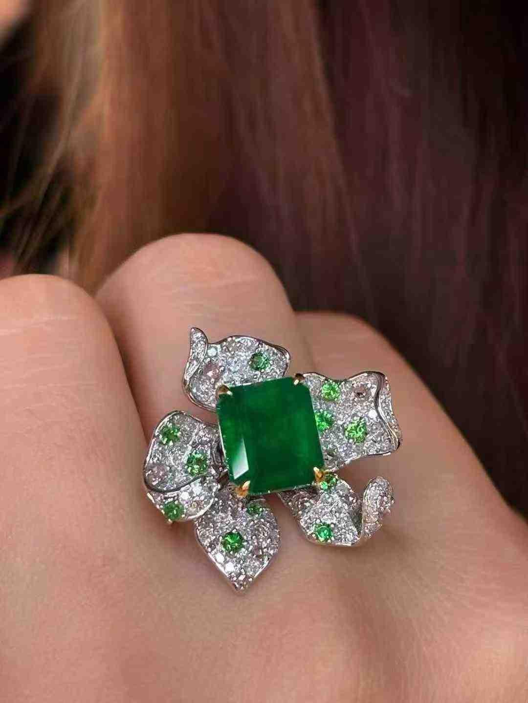 3 Carat Emerald Flower Ring with White Diamonds im Angebot 5