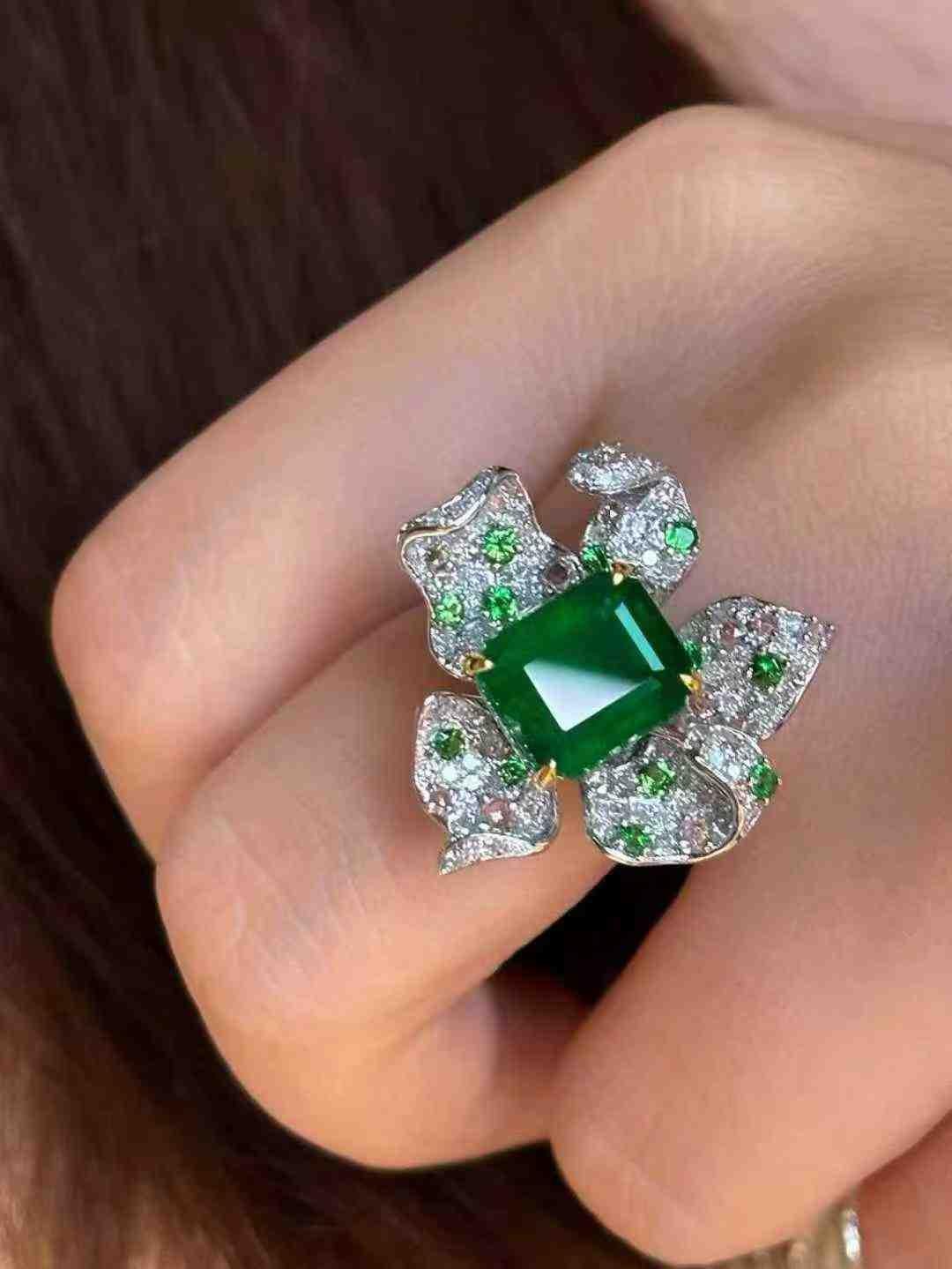 3 Carat Emerald Flower Ring with White Diamonds im Angebot 6
