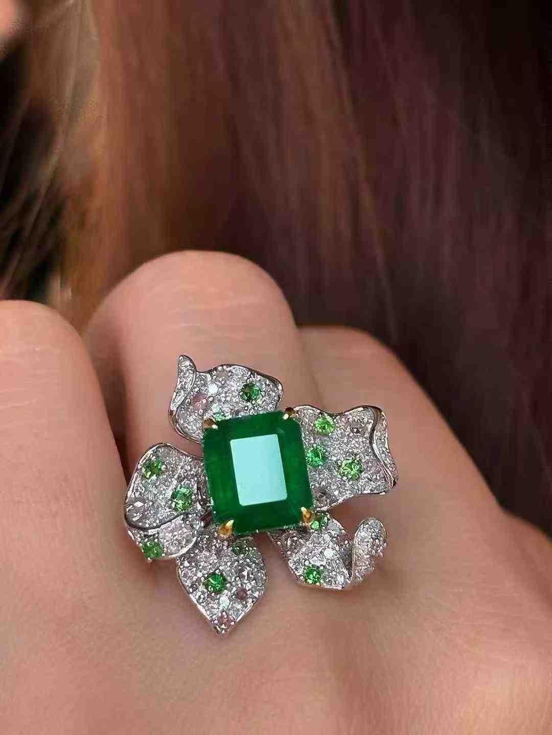 3 Carat Emerald Flower Ring with White Diamonds im Angebot 7