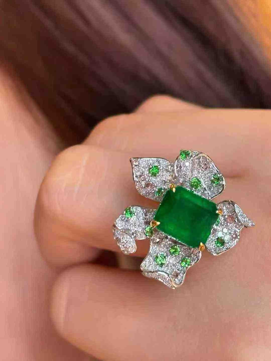 3 Carat Emerald Flower Ring with White Diamonds (Kunsthandwerker*in) im Angebot