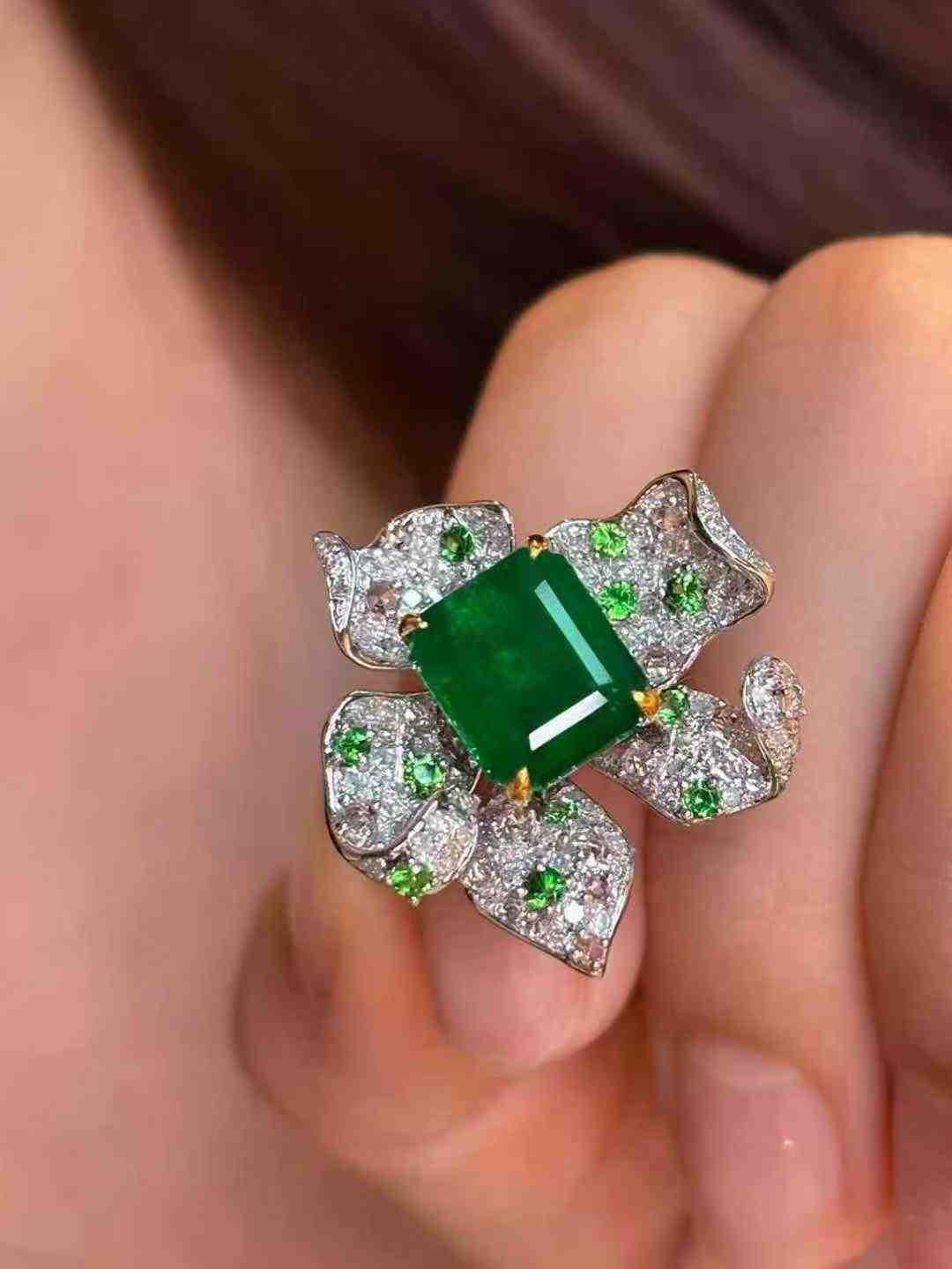 3 Carat Emerald Flower Ring with White Diamonds (Gemischter Schliff) im Angebot