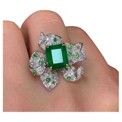 3 Carat Emerald Flower Ring with White Diamonds 3 Carat Emerald Flower Ring with White Diamonds