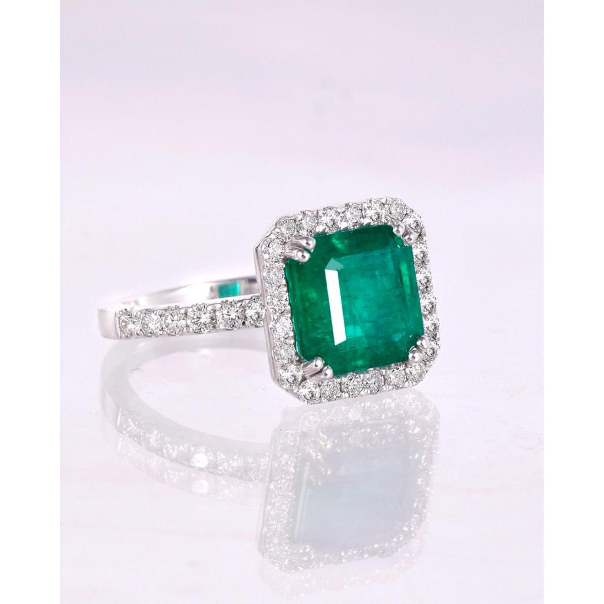Im Angebot: 3 Karat Smaragd Halo Verlobungsring, einzigartiger Vintage-Smaragd-Goldring () 2