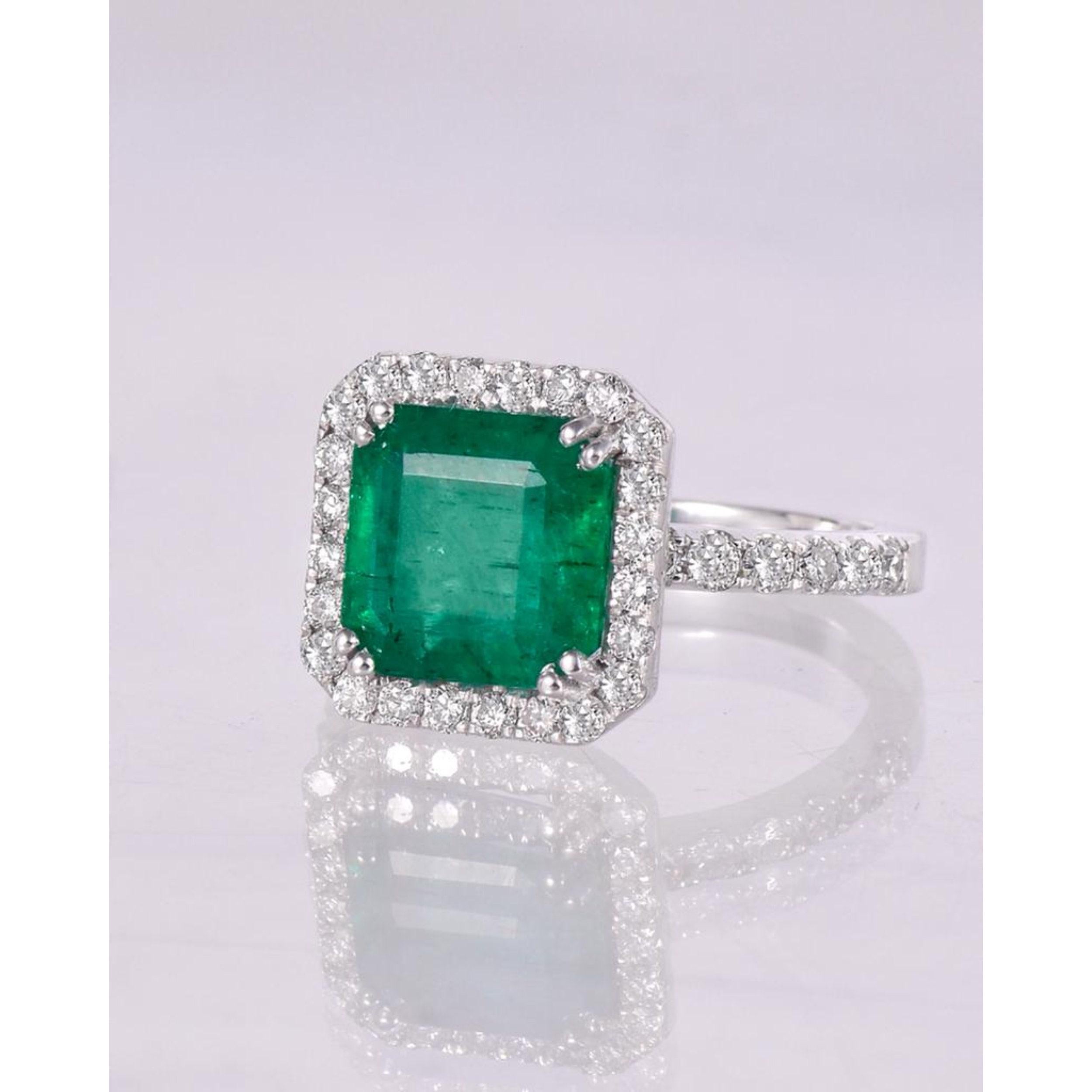 Im Angebot: 3 Karat Smaragd Halo Verlobungsring, einzigartiger Vintage-Smaragd-Goldring () 4