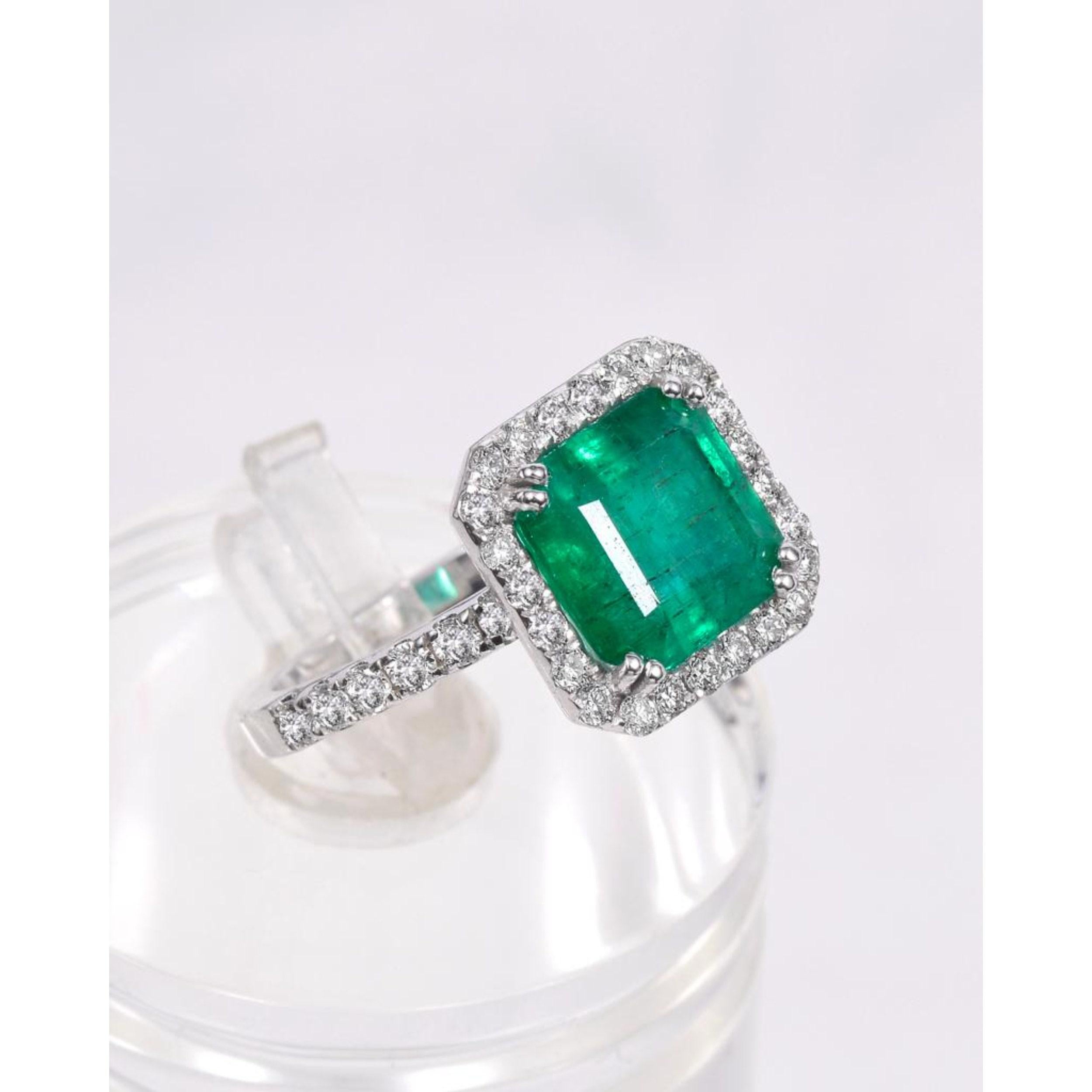 Im Angebot: 3 Karat Smaragd Halo Verlobungsring, einzigartiger Vintage-Smaragd-Goldring () 5