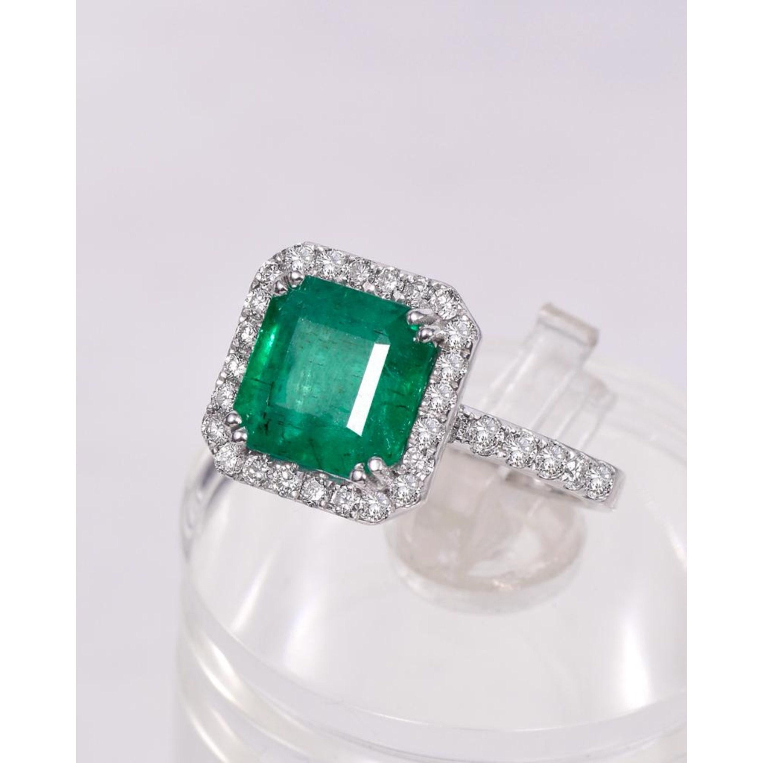 Im Angebot: 3 Karat Smaragd Halo Verlobungsring, einzigartiger Vintage-Smaragd-Goldring () 6