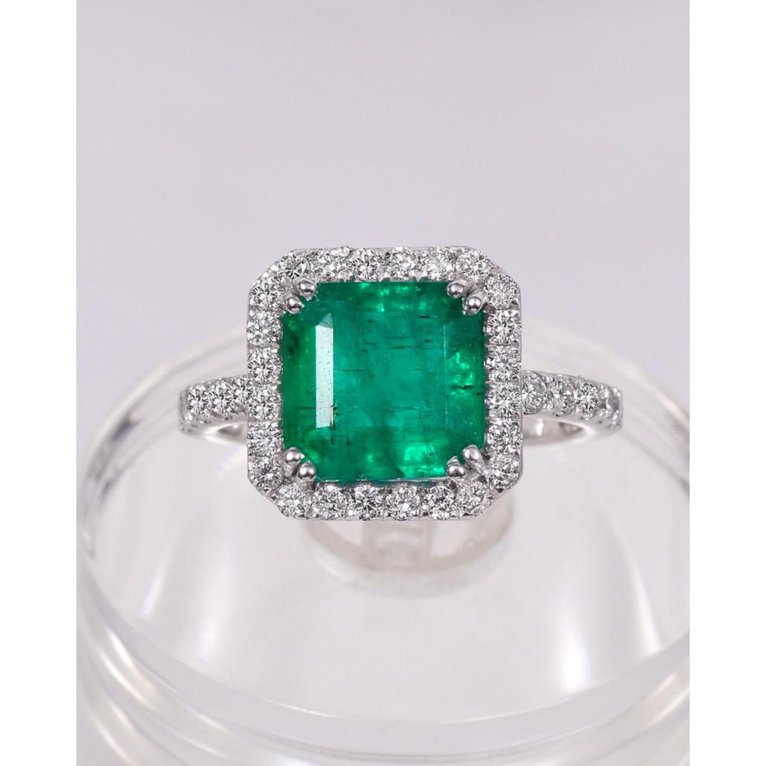 Im Angebot: 3 Karat Smaragd Halo Verlobungsring, einzigartiger Vintage-Smaragd-Goldring () 7