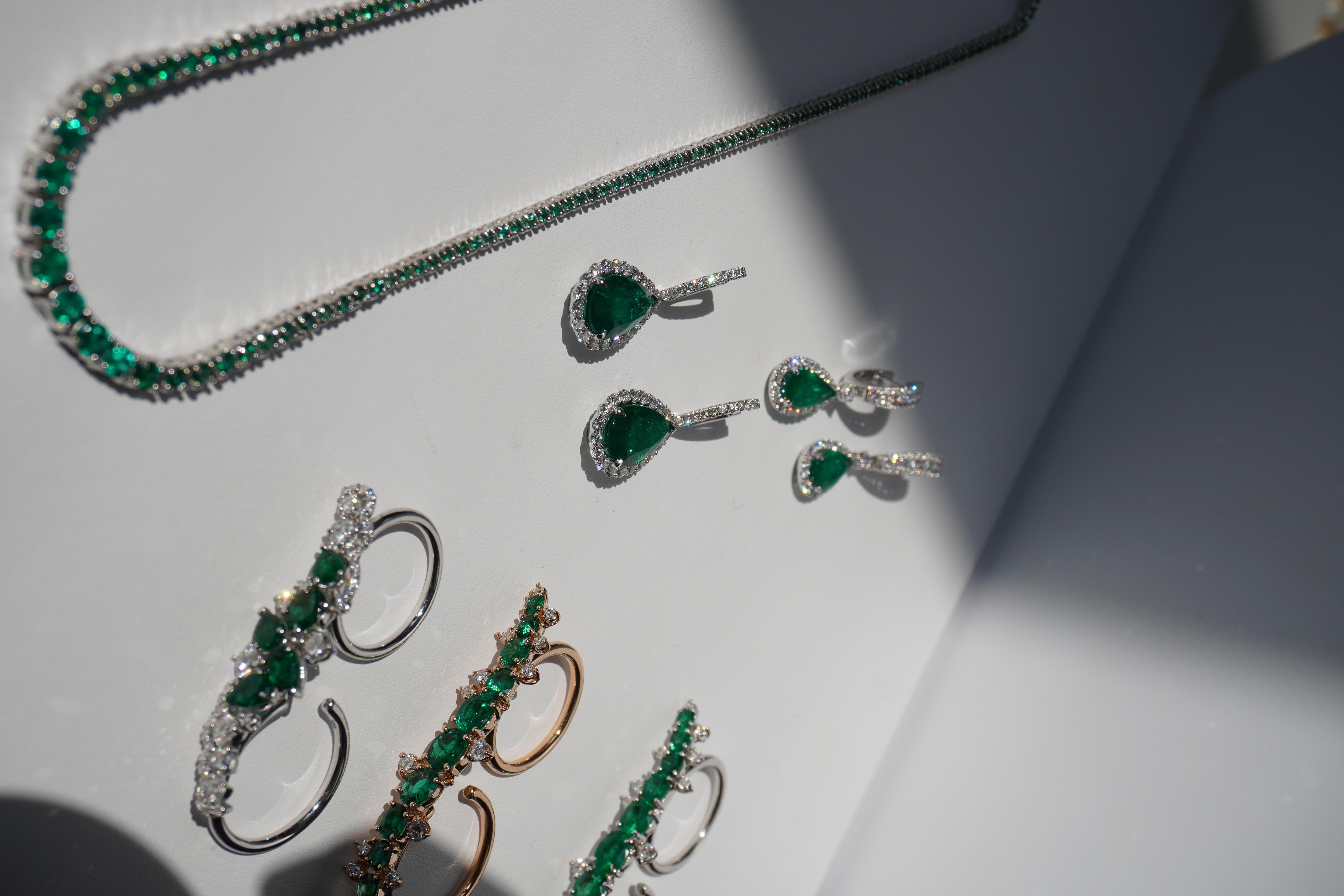 3 Karat Smaragd-Perlen-Tropfen-Ohrringe, Ohrhänger, Smaragd-Perlen-Ohrringe, 18k Gold (Tropfenschliff) im Angebot
