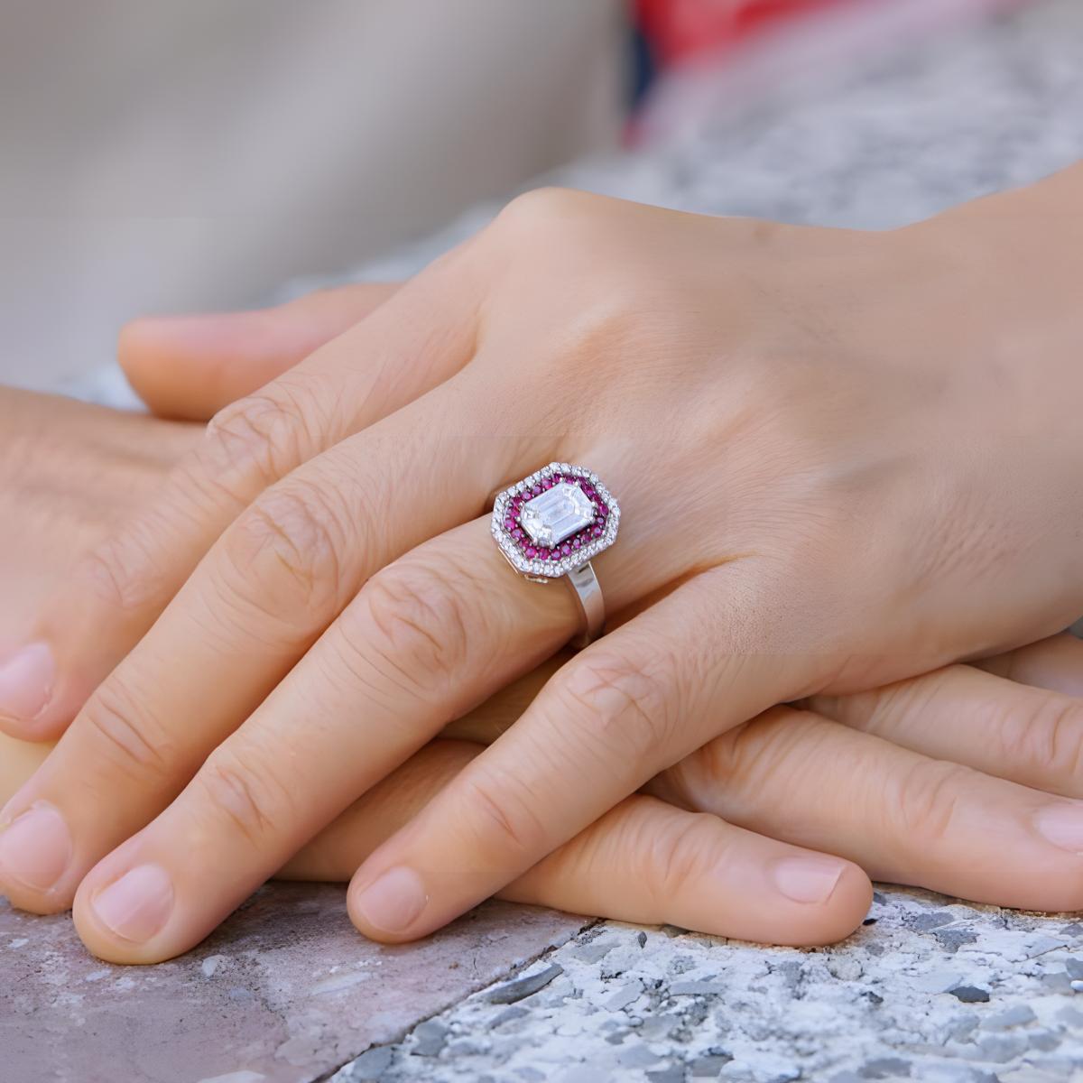 En vente :  Diamant taille émeraude de 3 carats avec bordure de rubis et de diamants 5