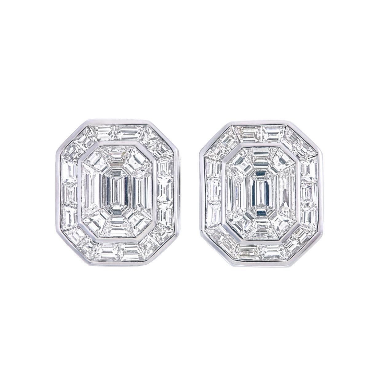 Dieses Paar Ohrringe besteht aus 1,38 Karat Diamanten in zusammengesetzter Fassung, die ein 6-karätiges Paar ergeben.
VVS Reinheit, EF Farbe Diamanten verwendet werden 
Jeder Baguette-Diamant wird neu geschliffen, um dieses schöne Aussehen zu