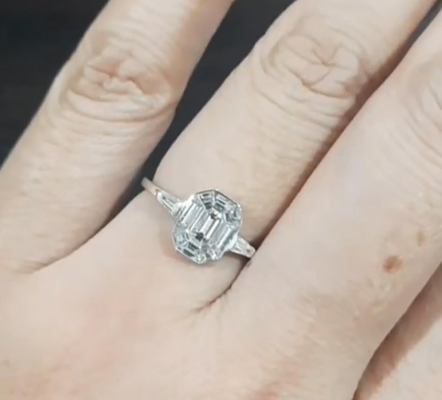 in vendita:  Anello con diamante Piecut a forma di smeraldo da 3 carati a faccia in su 6