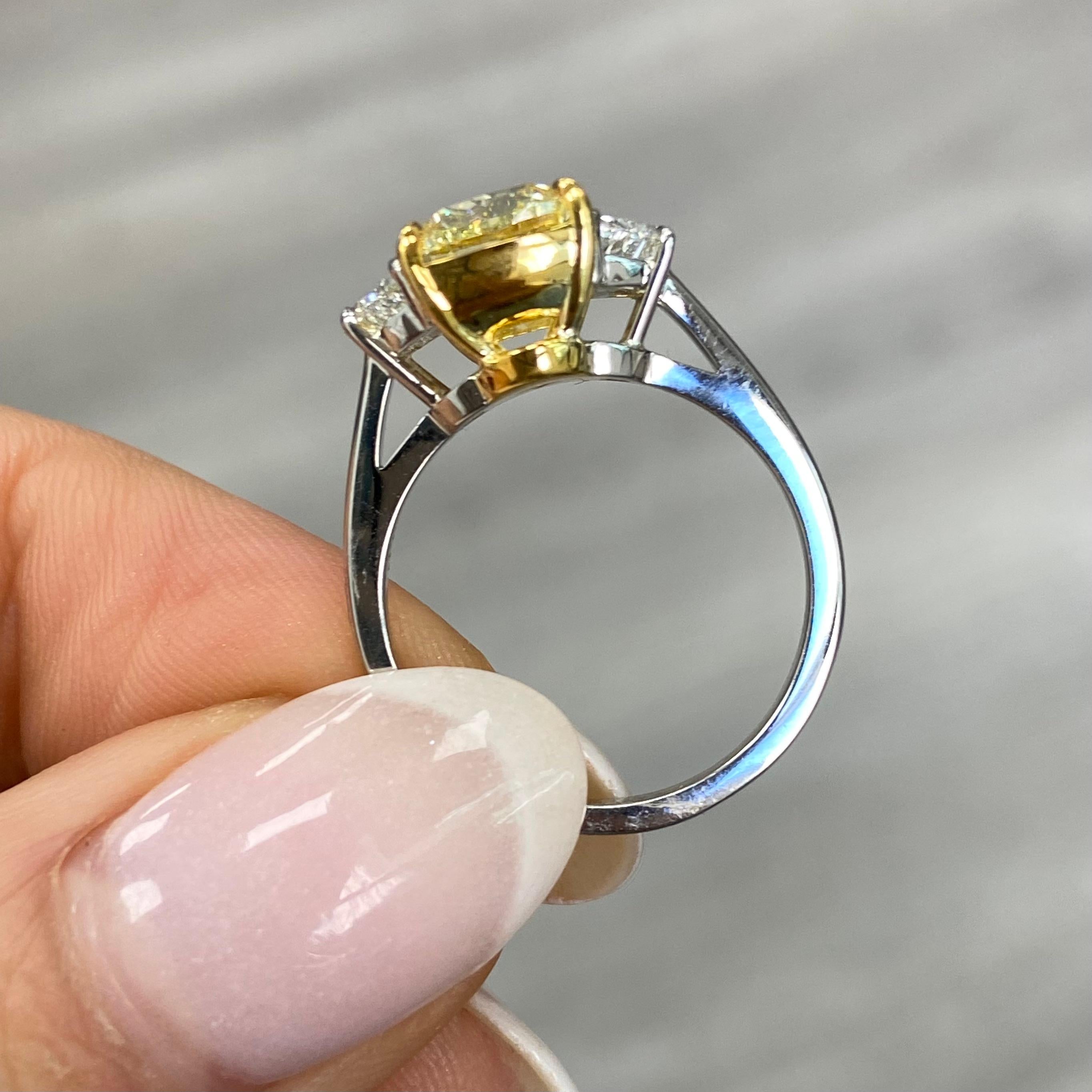 3 Karat Fancy Hellgelber länglicher Diamantring mit drei Steinen im Kissenschliff im Zustand „Neu“ in New York, NY