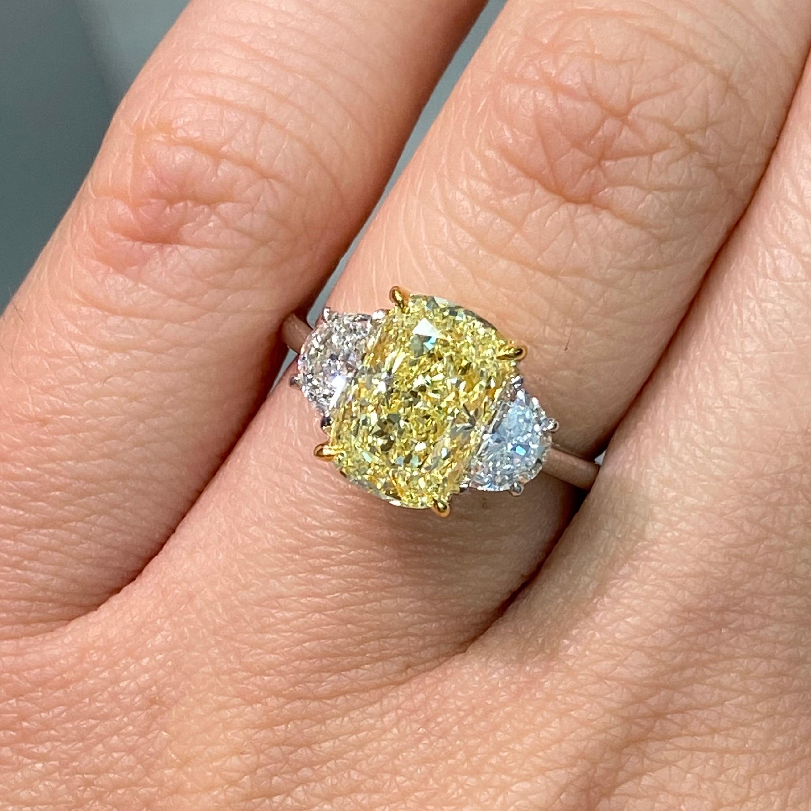 3 Karat Fancy Hellgelber länglicher Diamantring mit drei Steinen im Kissenschliff Damen