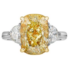 3 Karat Fancy Hellgelber länglicher Diamantring mit drei Steinen im Kissenschliff