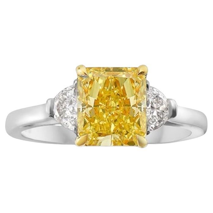 Anillo de compromiso con diamante en cojín amarillo fantasía de 3 quilates