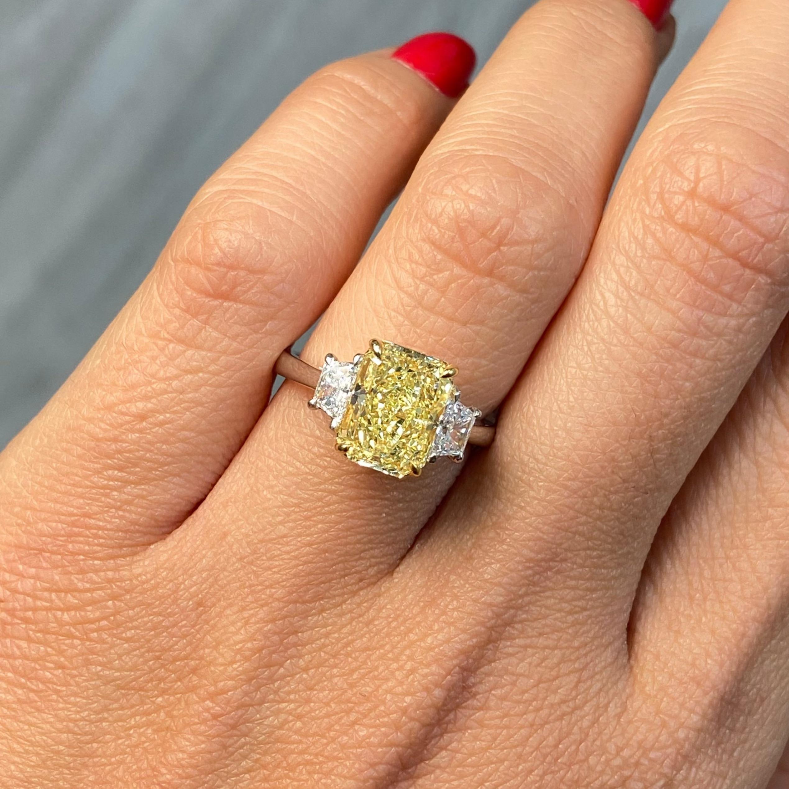 3 Karat Ausgefallener gelber länglicher strahlender Diamantring mit drei Steinen (Radiantschliff) im Angebot