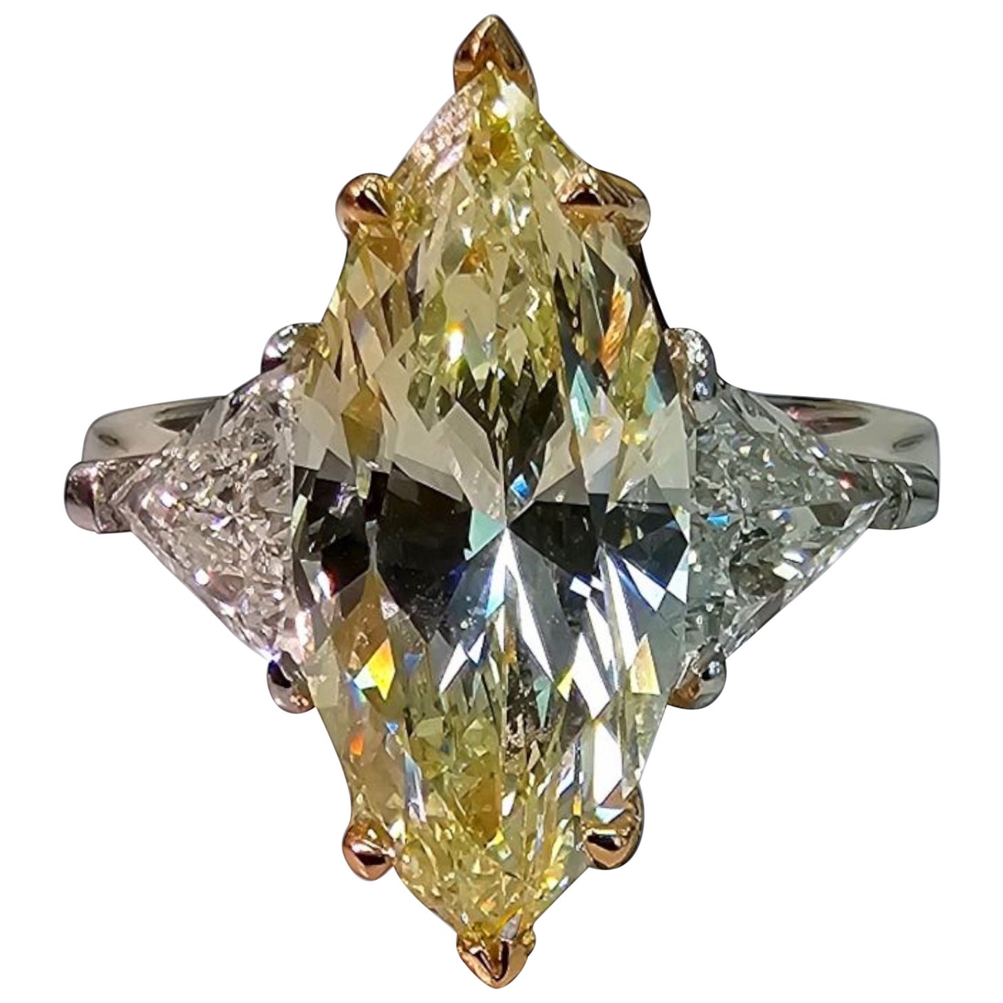 3 Karat Ausgefallener gelber Marquise VS2 Diamantring mit drei Steinen