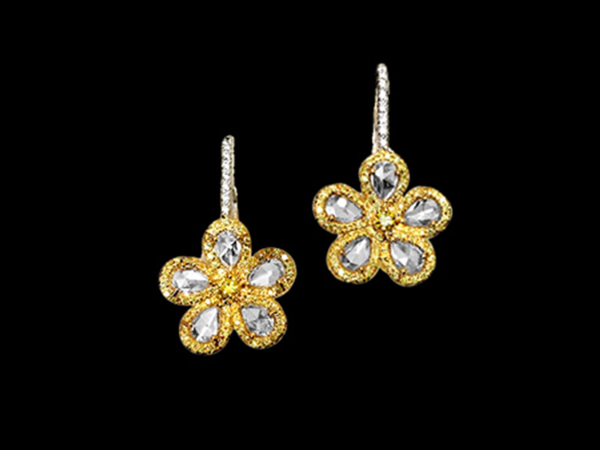Novel Collectional présente une paire de boucles d'oreilles en or 18 carats 3,08 carats Fancy Vivid Yellow & White Diamond Flower Drop Earrings. Le centre est serti d'un brillant rond de 0,16 carat Fancy Vivid Yellow, certifié par le GIA. Entouré de