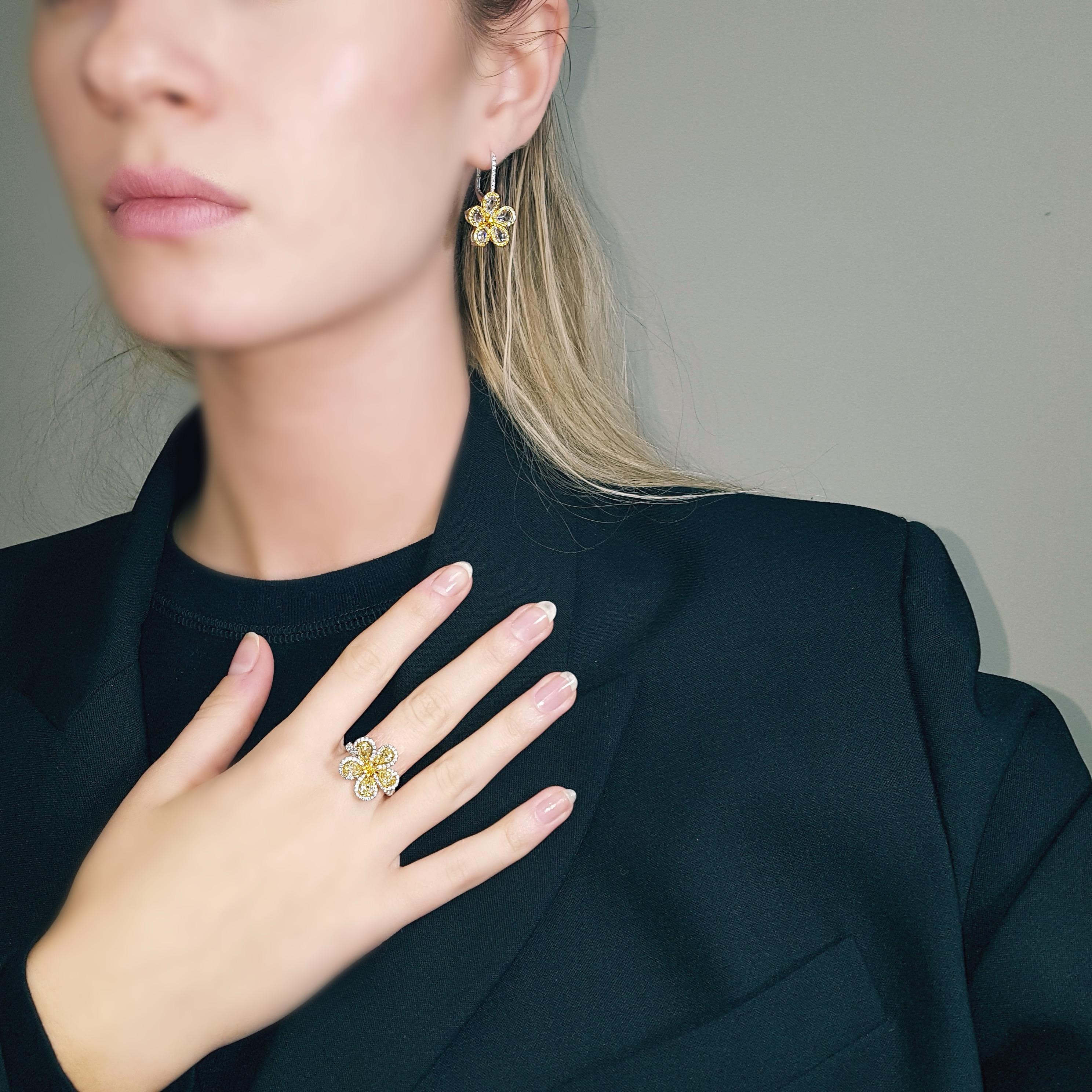 3 Carat Fancy Yellow & White Diamond Flower Drop Earrings Or 18 Karat. GIA Pour femmes en vente