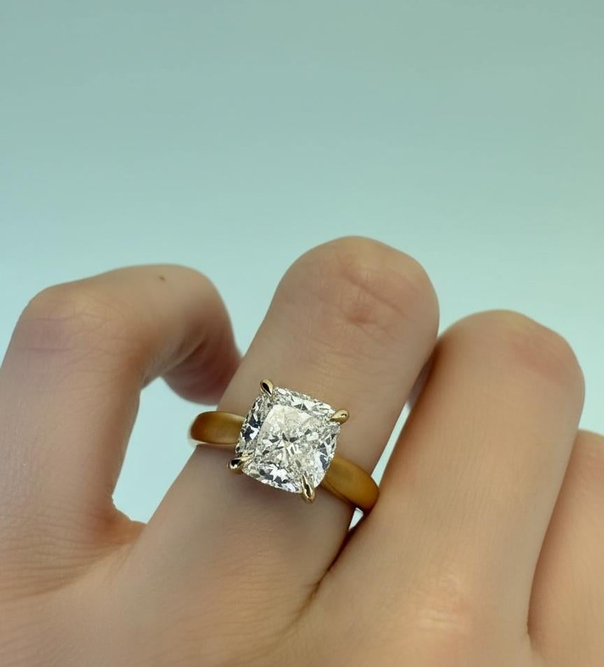 Contemporain Bague en or jaune avec diamant 3 carats de couleur G VVS2 et taille coussin en vente