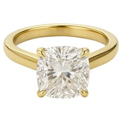 Bague en or jaune avec diamant 3 carats de couleur G VVS2 et taille coussin