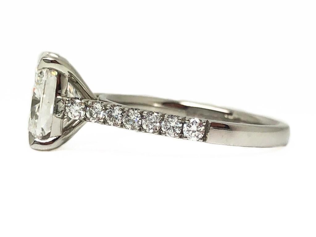 Moderne Bague de fiançailles sur mesure en platine avec diamant coussin de 3 carats certifié GIA de couleur G en vente