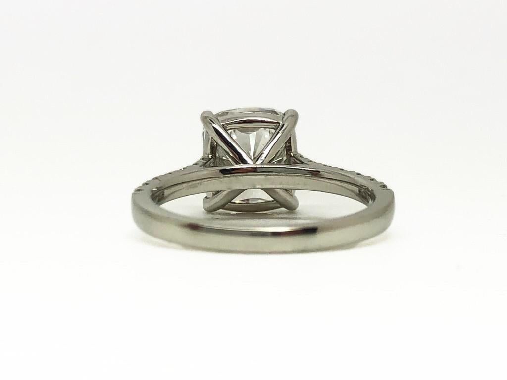 Taille coussin Bague de fiançailles sur mesure en platine avec diamant coussin de 3 carats certifié GIA de couleur G en vente