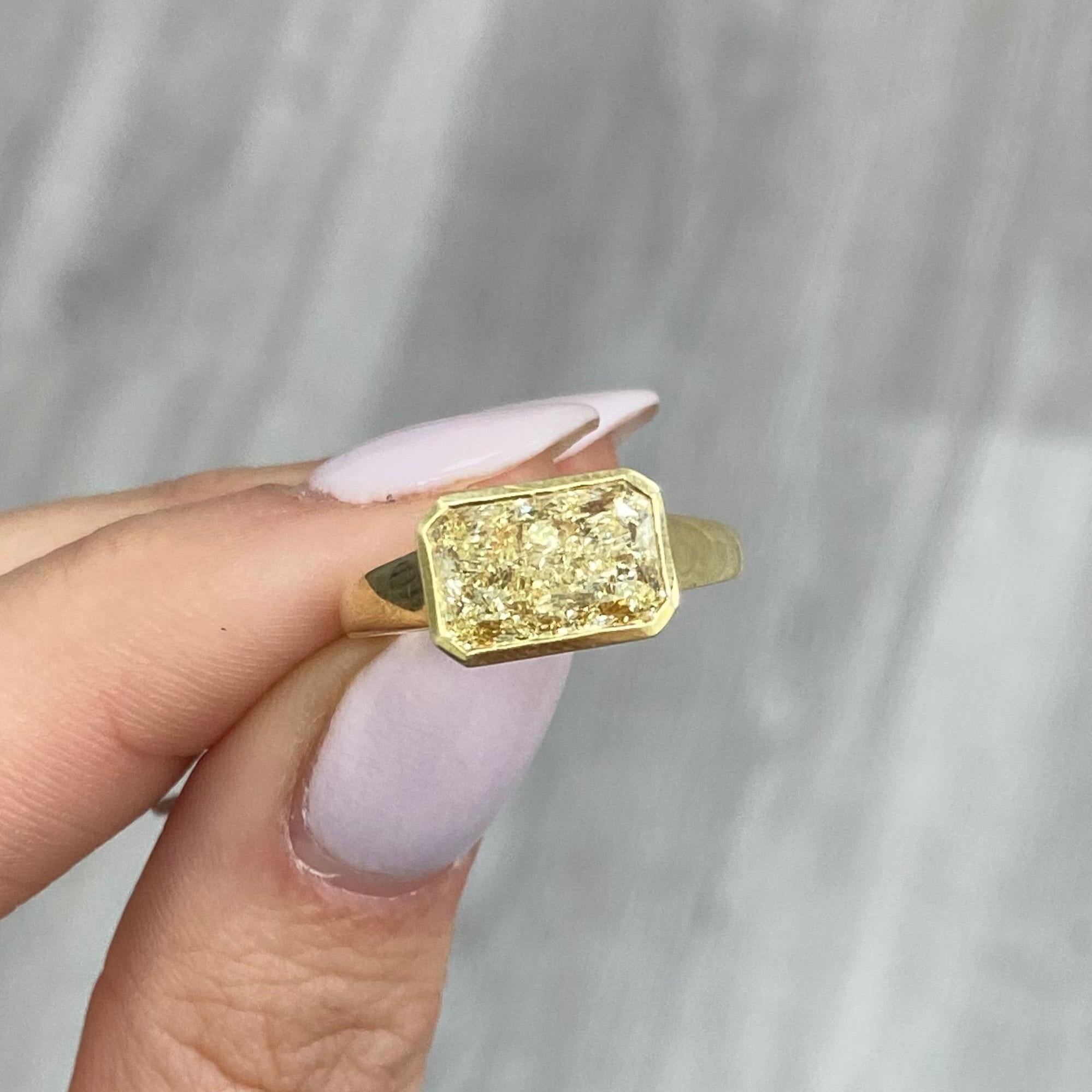 Stylish and modern ring with an extremely rectangular and vibrant 3ct Fancy Light Yellow Radiant set easy to west in a bezel set 18kt Yellow Gold ring
3.01 Carat GIA Fancy Light Yellow Diamond
VVS2 Clarity 
East to West Set
Handmade in NYC with 18k
