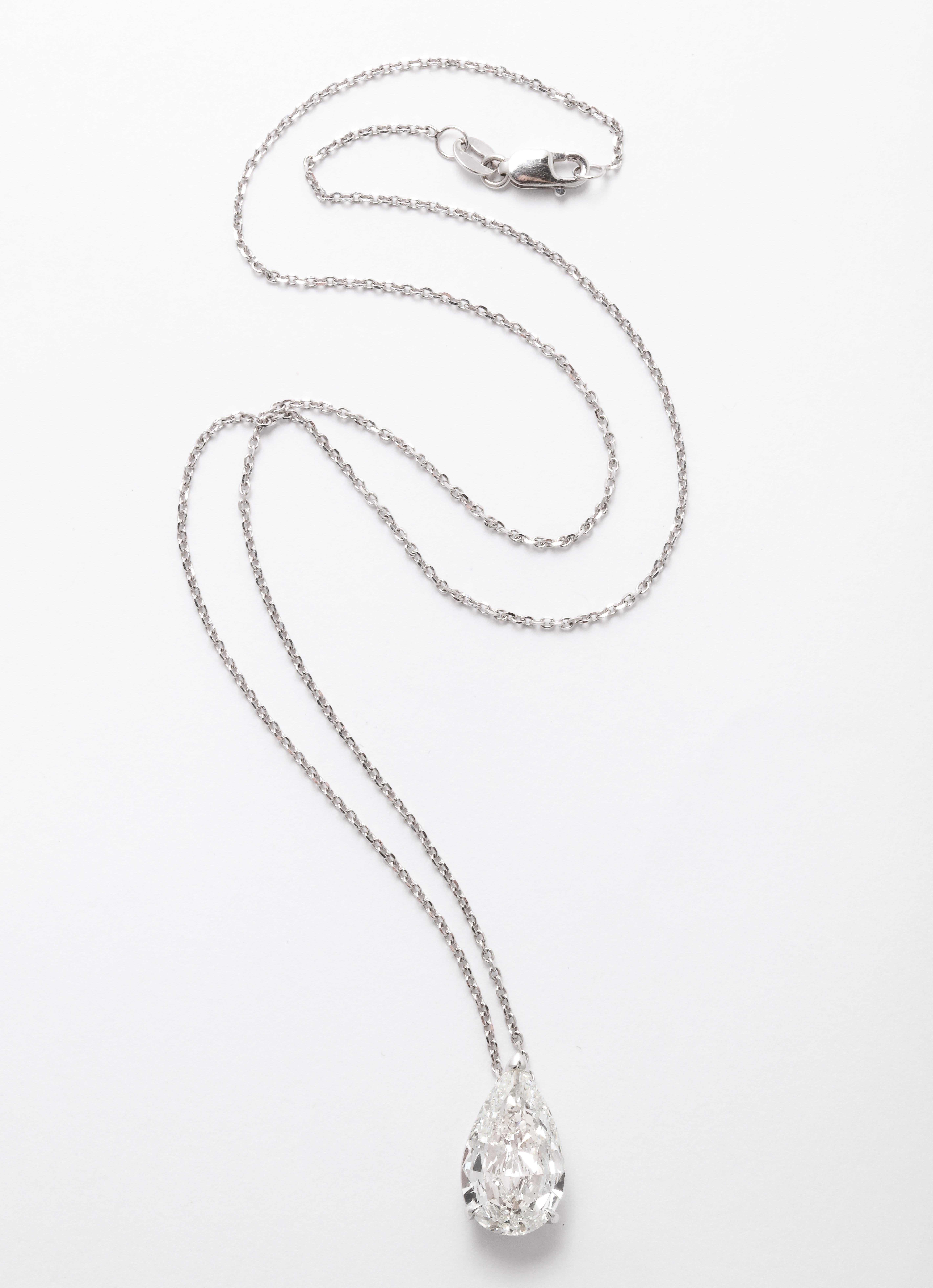 Pendentif solitaire 3 carats GIA en forme de poire Unisexe en vente